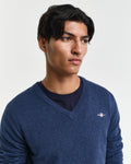 DK JEANSBLUE MELANGE, CLASSIC COTTON V-NECK, CLOSE-UP BY GANT AU.