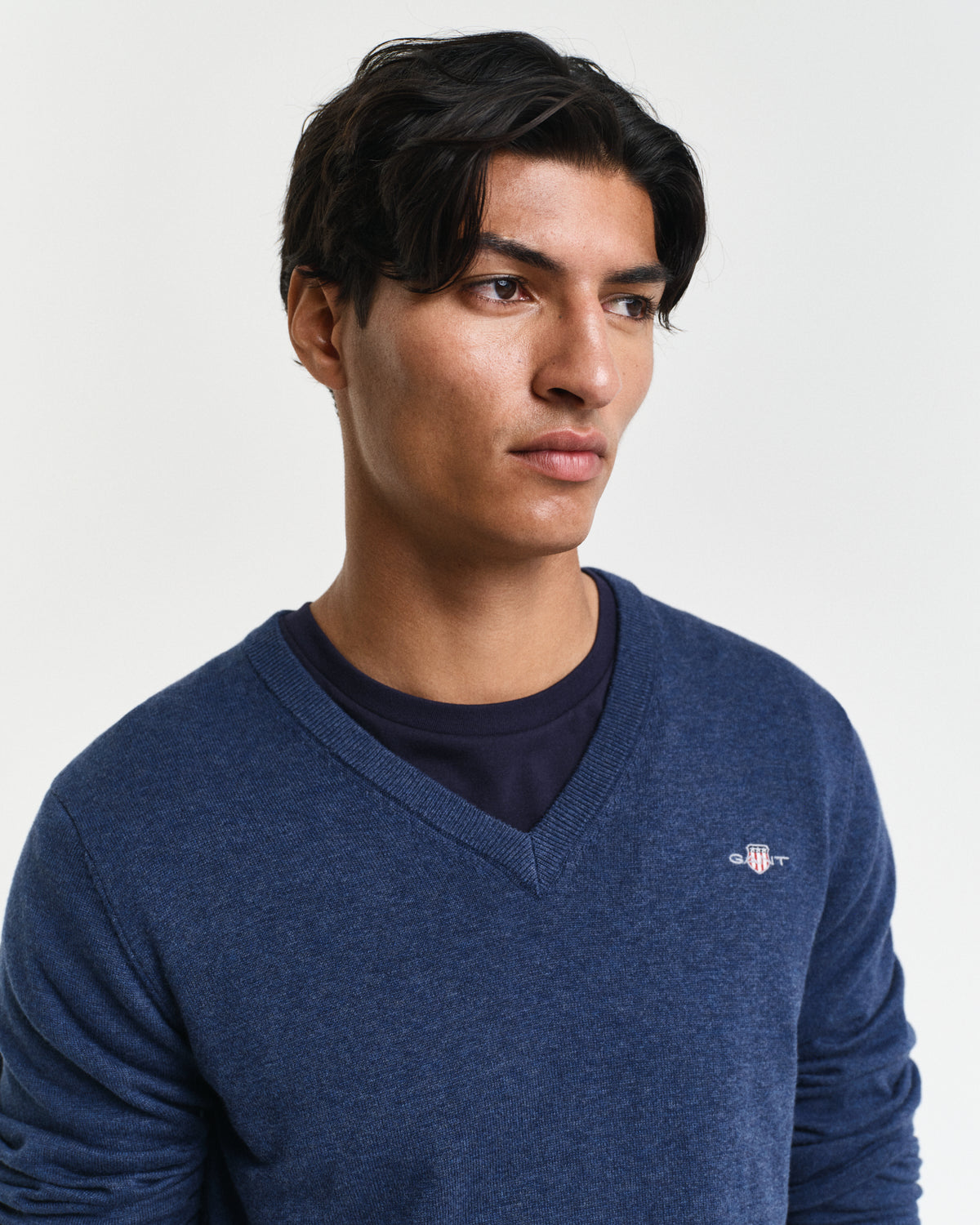 DK JEANSBLUE MELANGE, CLASSIC COTTON V-NECK, CLOSE-UP BY GANT AU.