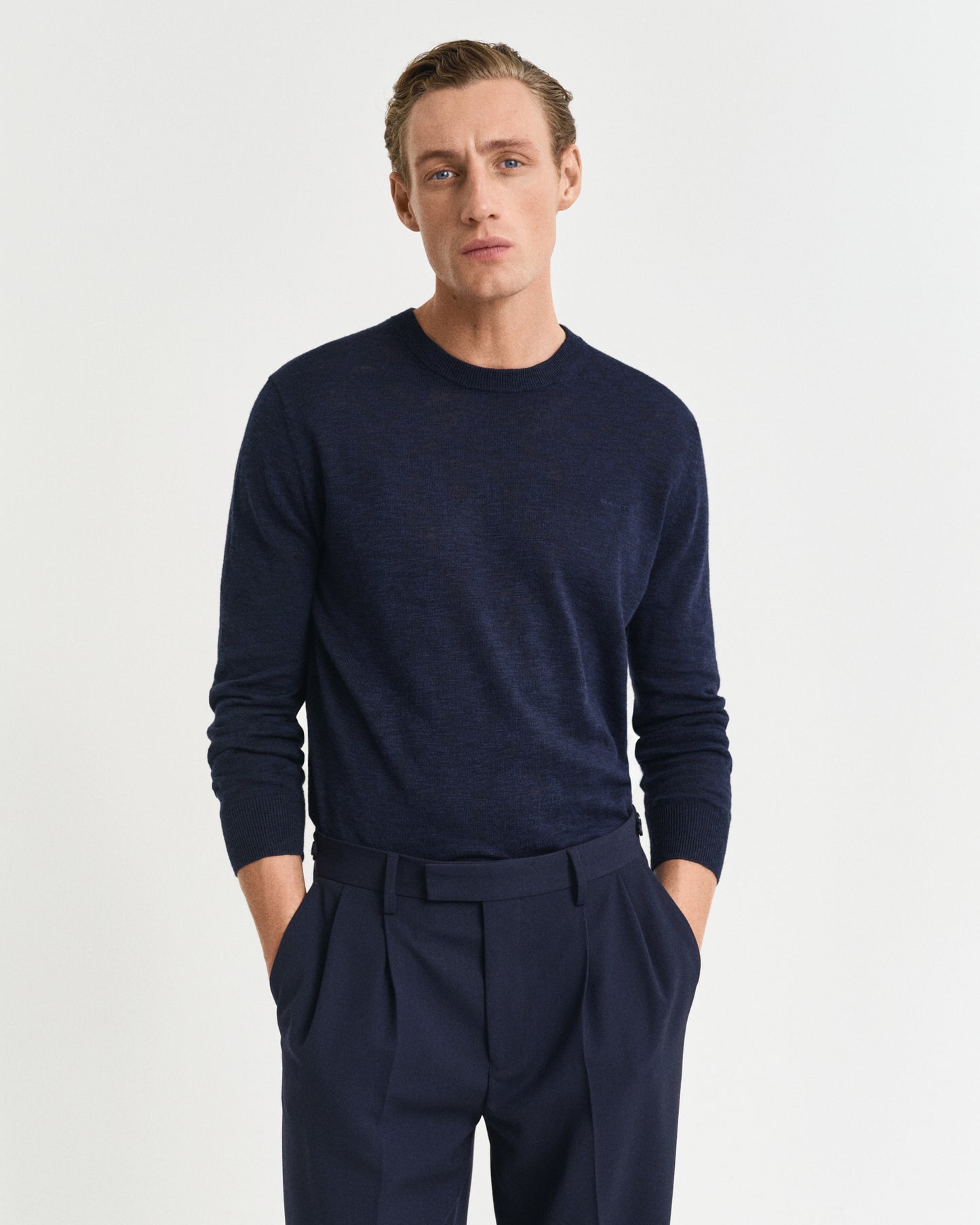 EVENING BLUE, LINEN BLEND C-NECK, FRONT-VIEW BY GANT AU.