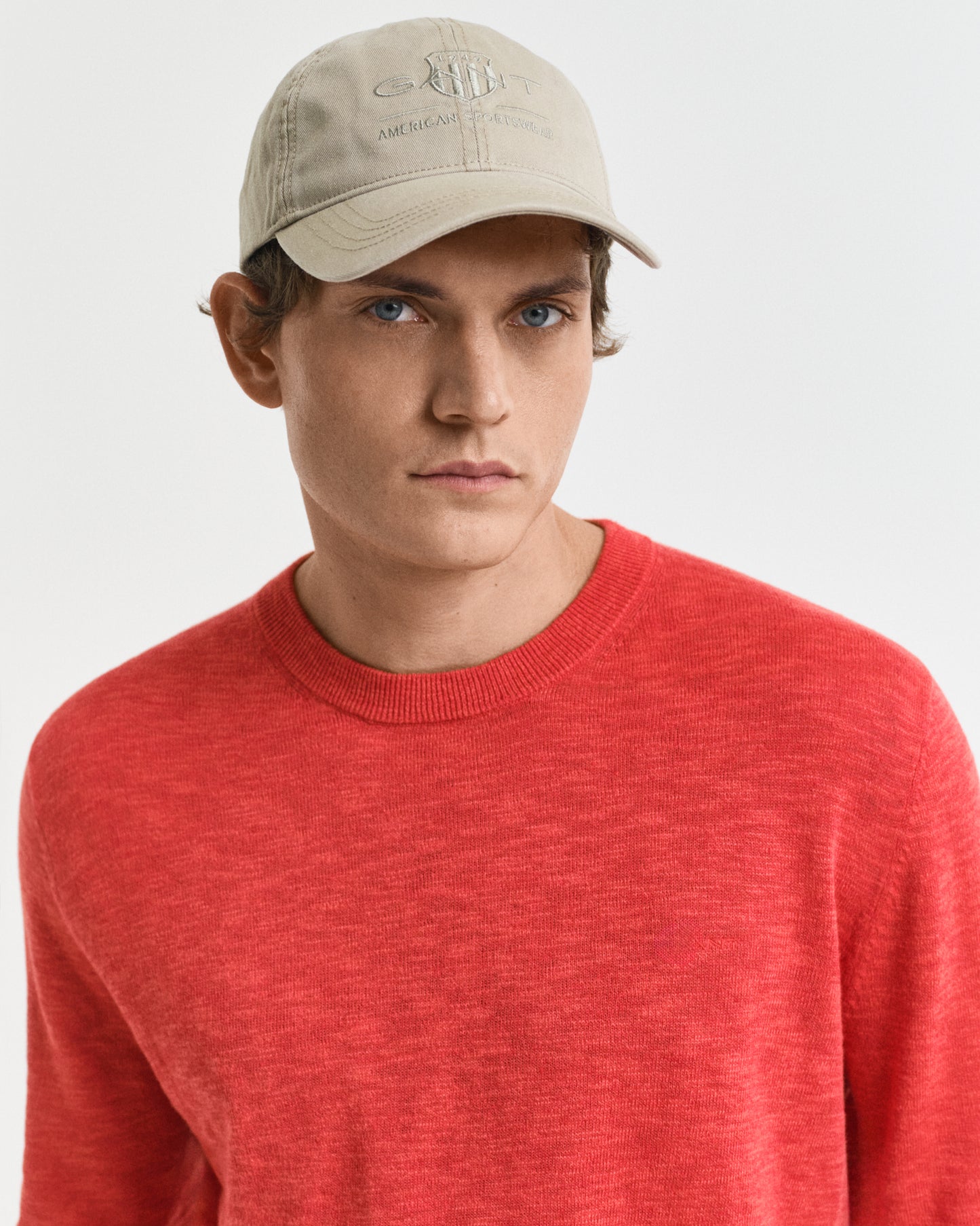 BRICK RED, LINEN BLEND C-NECK, CLOSE-UP BY GANT AU.