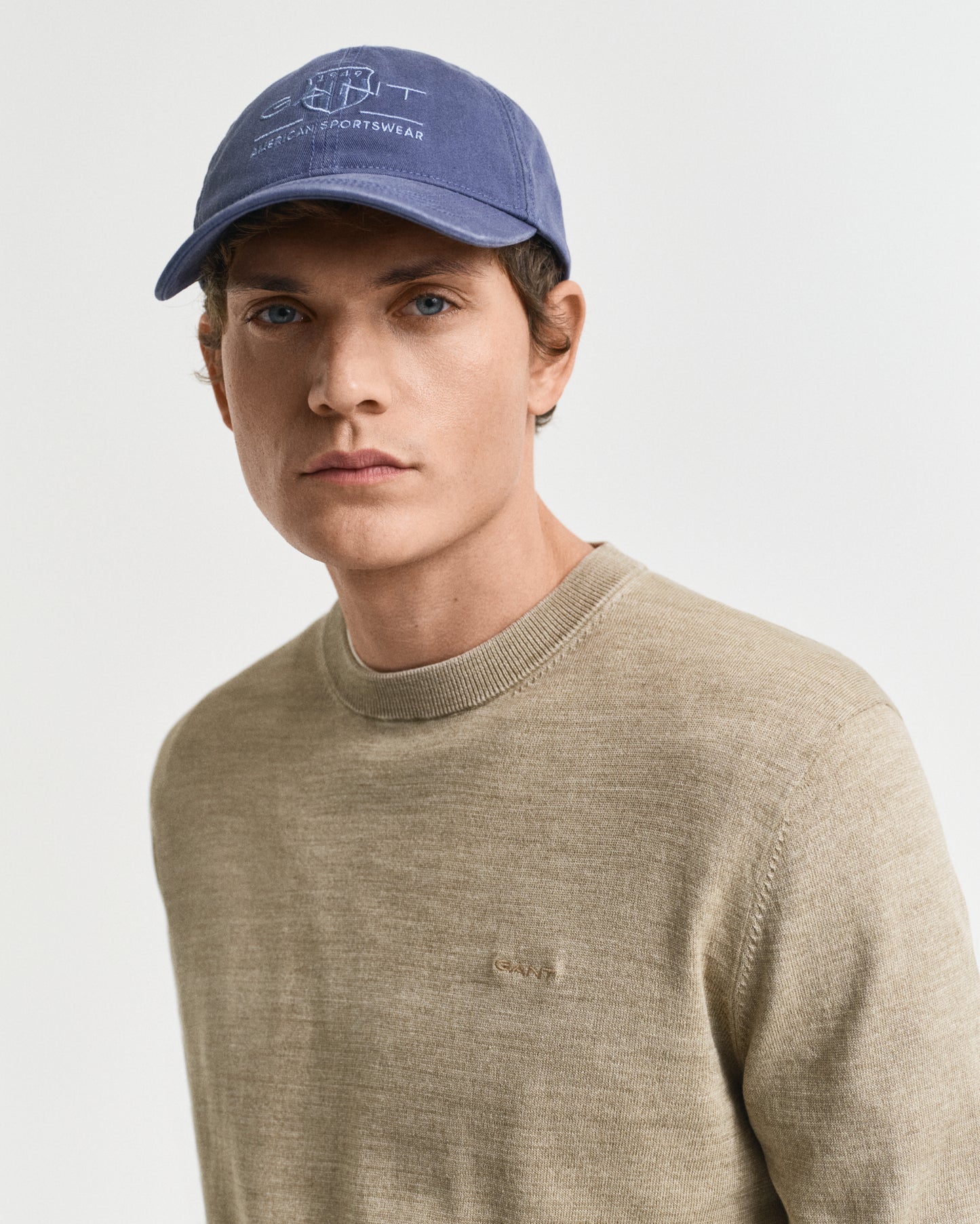 DRY SAND, SUNFADED C-NECK, CLOSE-UP BY GANT AU.