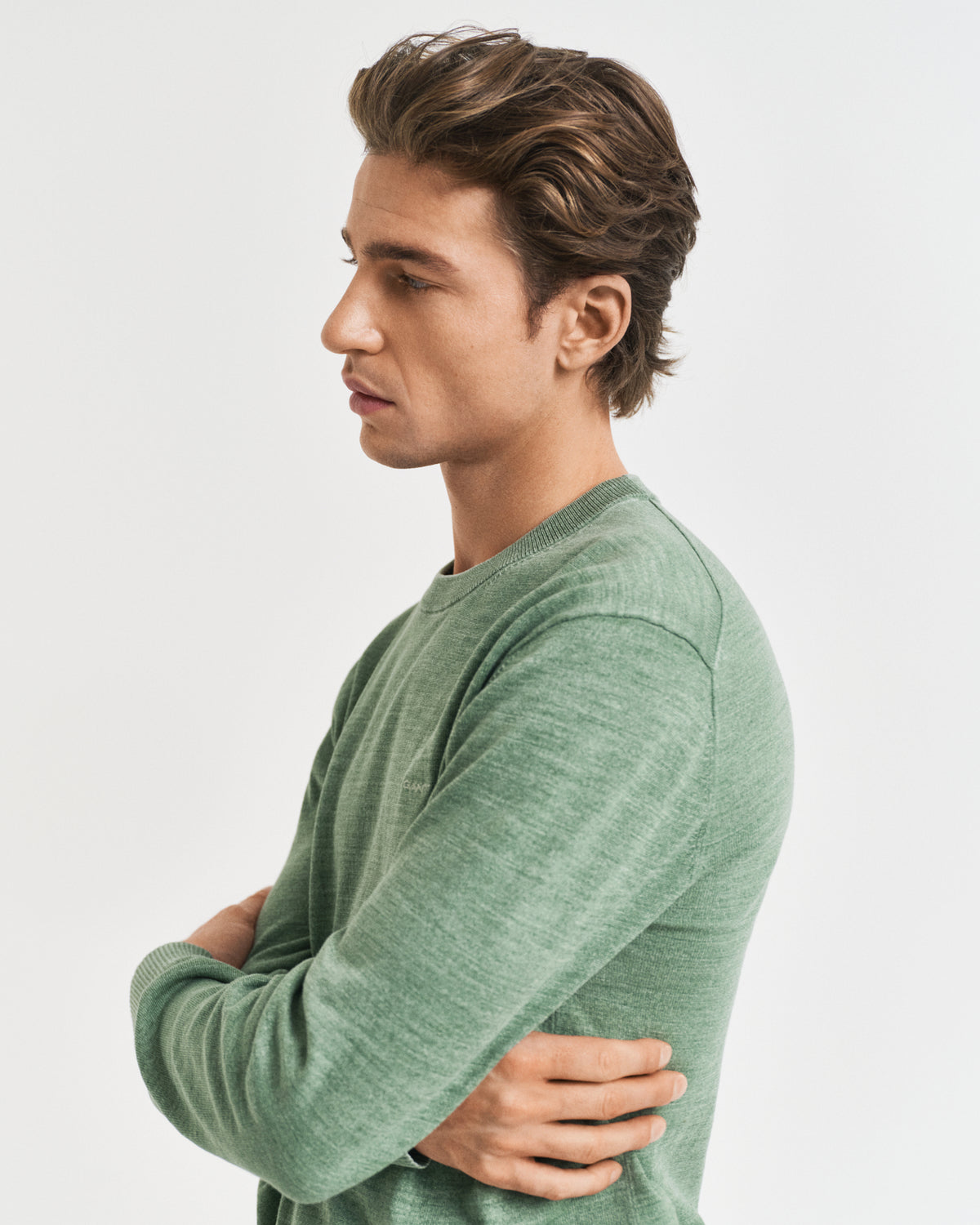 KALAMATA GREEN, SUNFADED C-NECK, CLOSE-UP BY GANT AU.