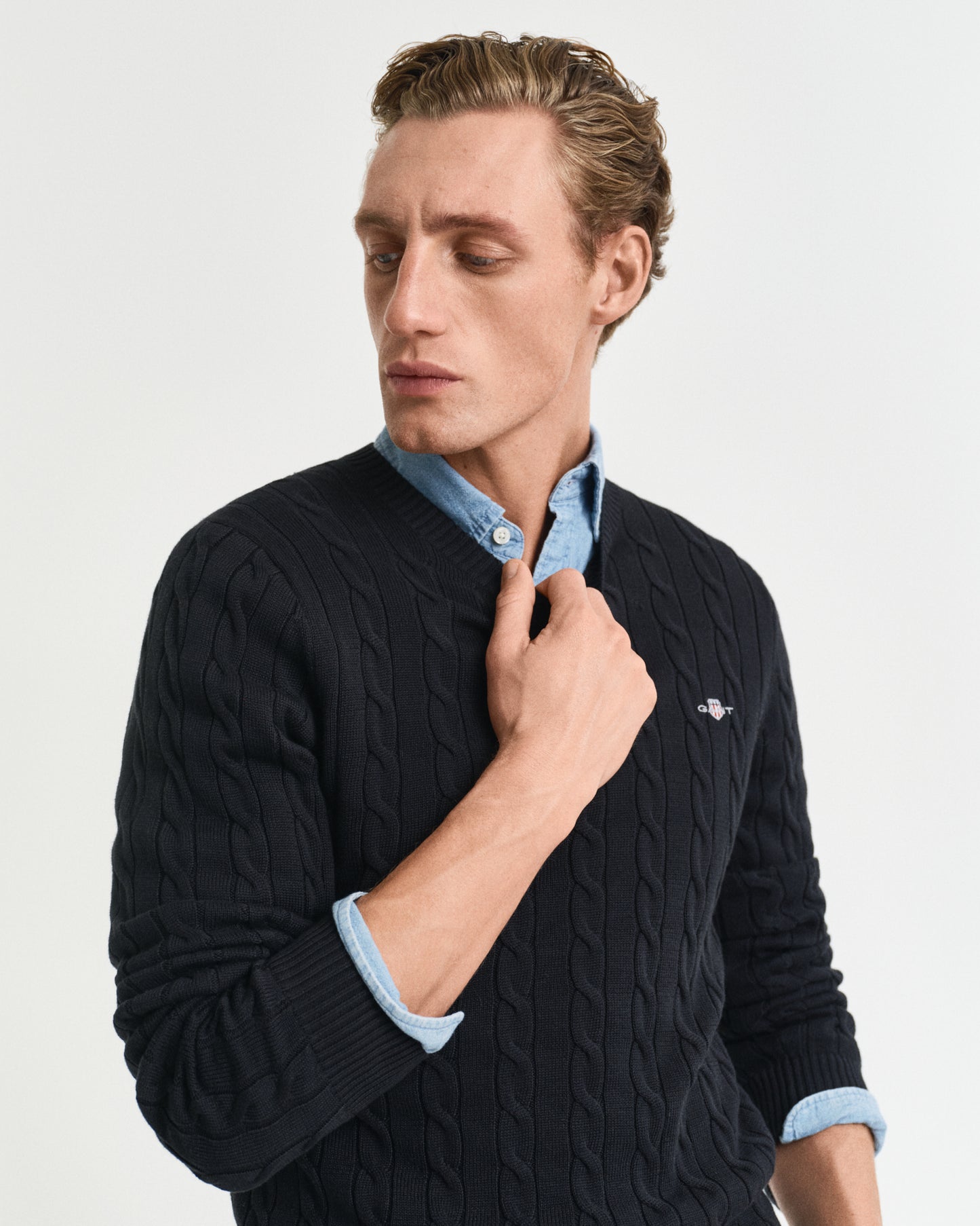 BLACK, COTTON CABLE C-NECK, CLOSE-UP BY GANT AU.