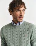 KALAMATA GREEN, COTTON CABLE C-NECK, CLOSE-UP BY GANT AU.