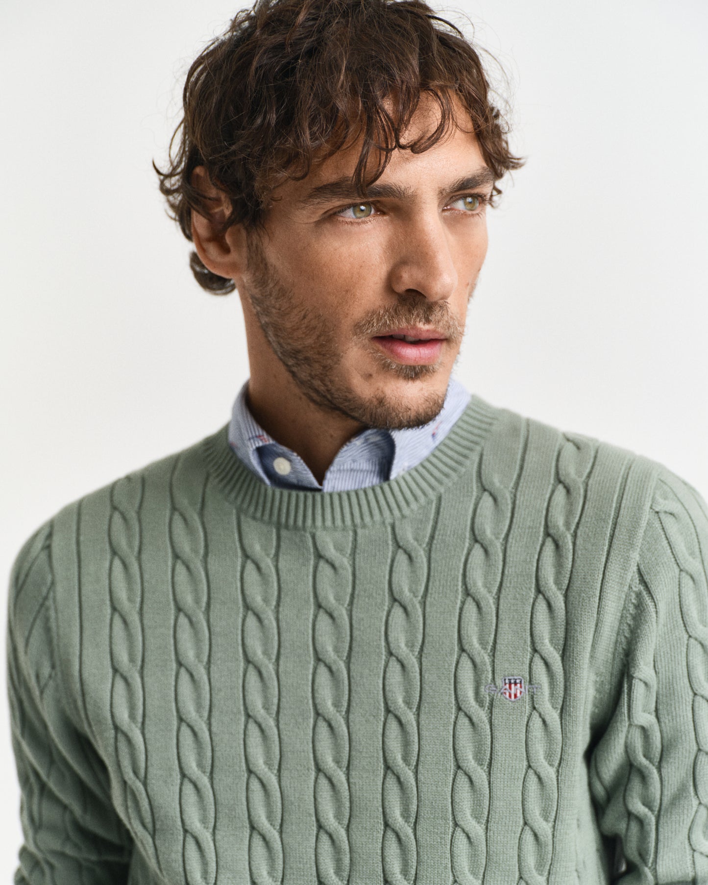 KALAMATA GREEN, COTTON CABLE C-NECK, CLOSE-UP BY GANT AU.