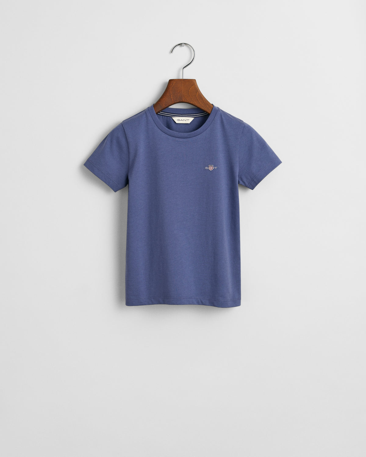 DUSTY NAVY, SHIELD SS T-SHIRT BY GANT AU.
