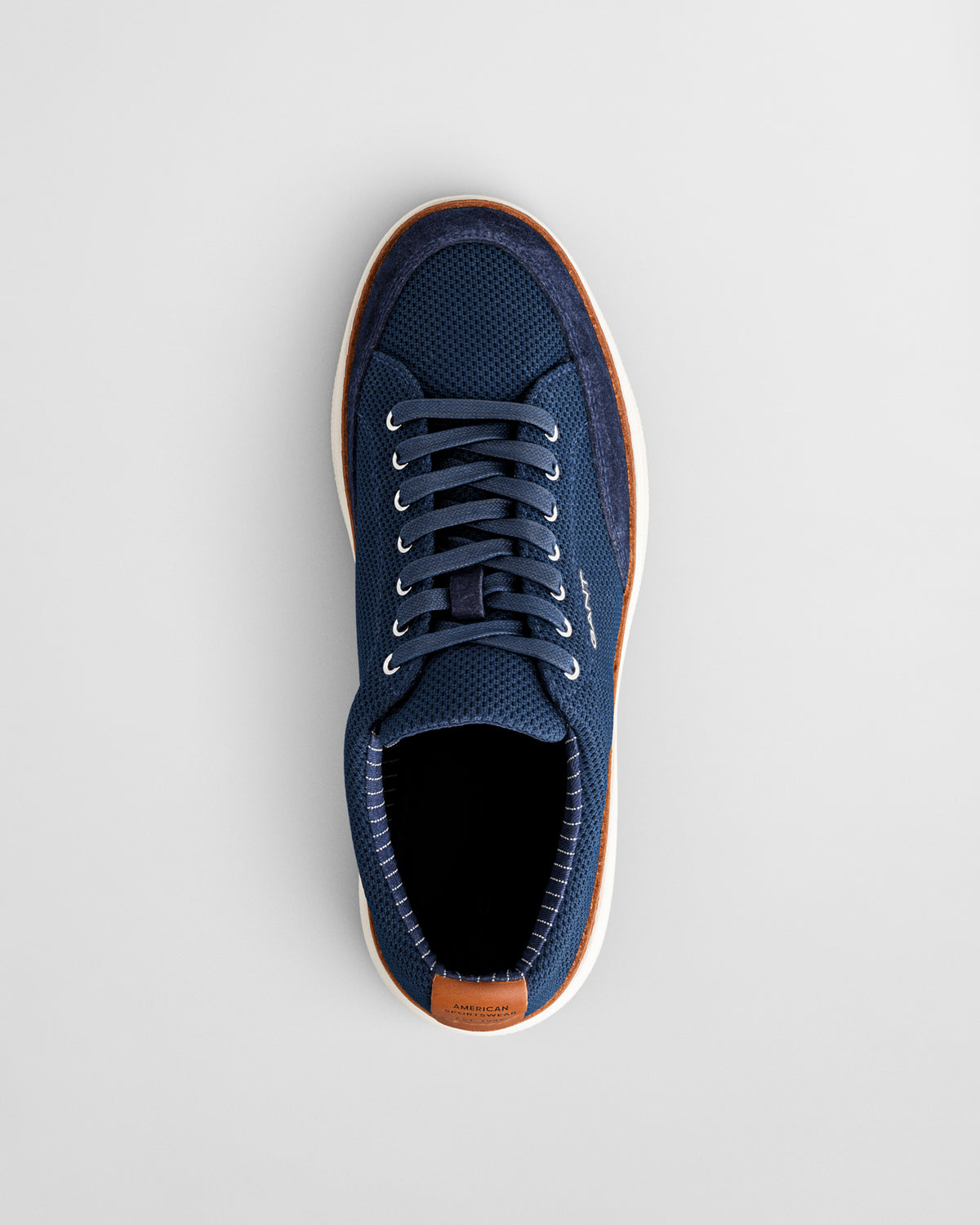MARINE, SAN PREP, FLAT-LAY BY GANT AU.
