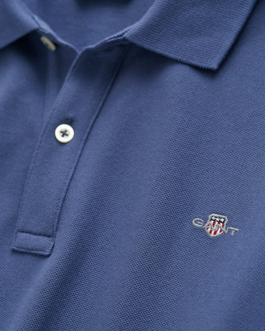 DUSTY NAVY, SHIELD SS PIQUE, CLOSE-UP BY GANT AU.