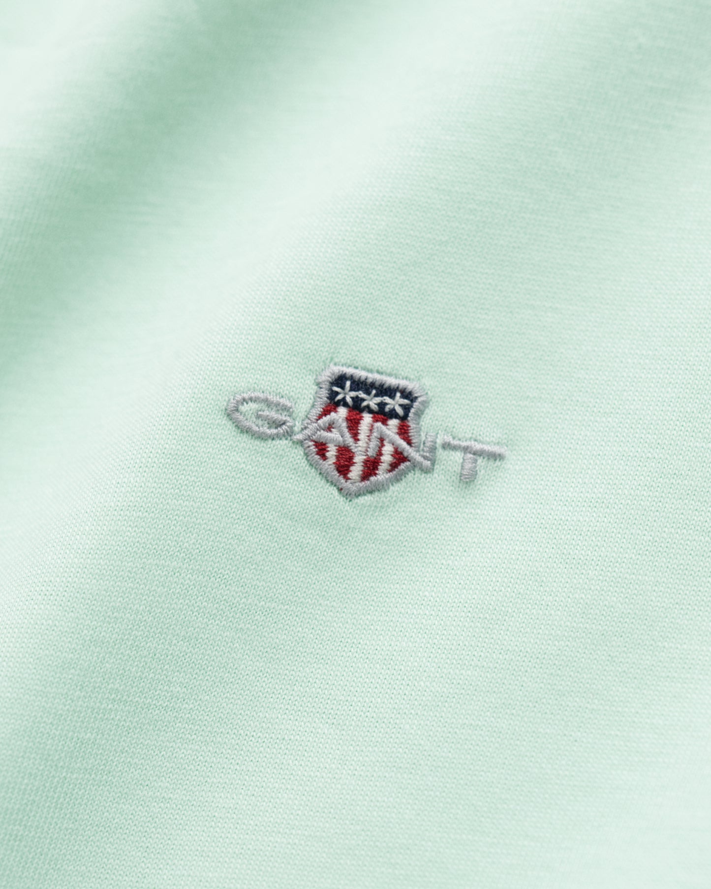 FADED MINT, SHIELD SS T-SHIRT, CLOSE-UP BY GANT AU.