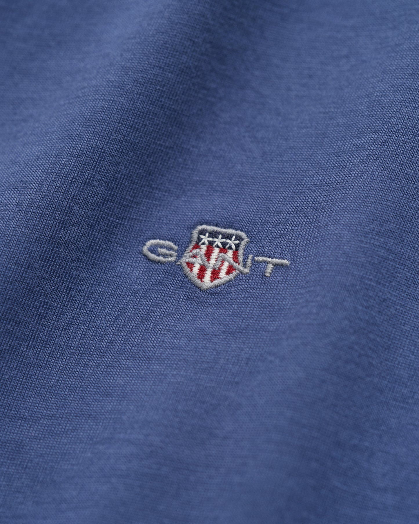 DUSTY NAVY, SHIELD SS T-SHIRT, CLOSE-UP BY GANT AU.