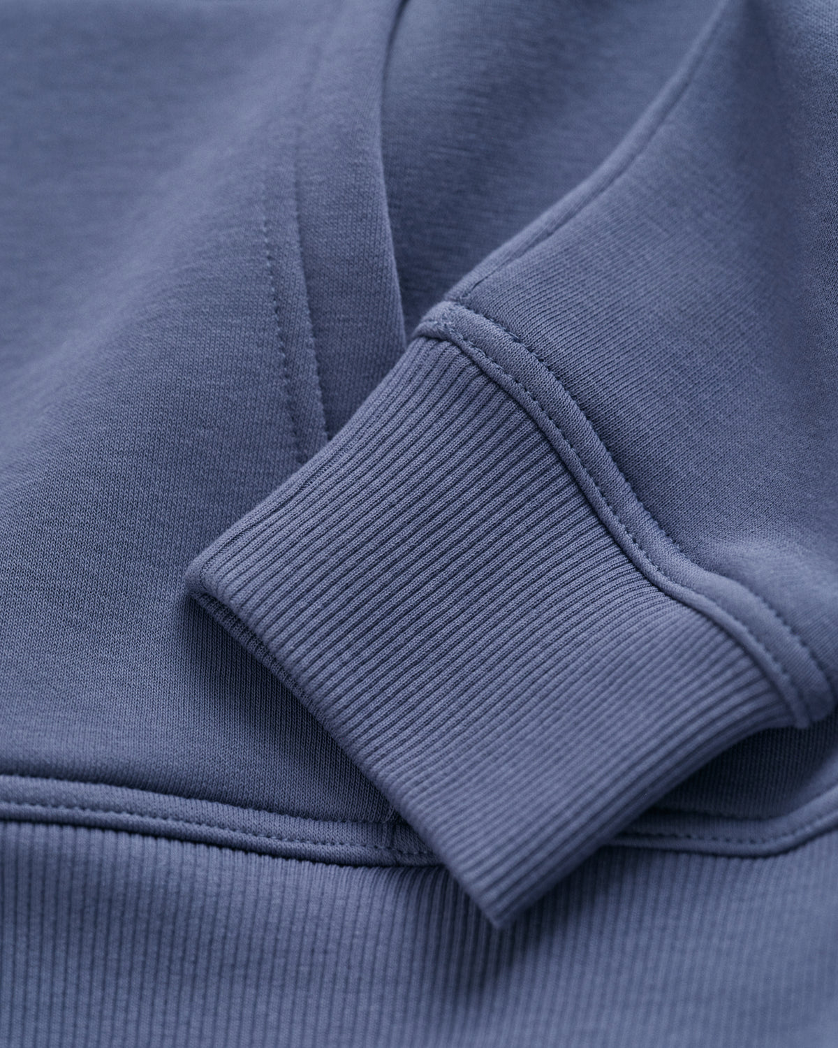 DUSTY NAVY, ARCHIVE SHIELD HOODIE, CLOSE-UP BY GANT AU.