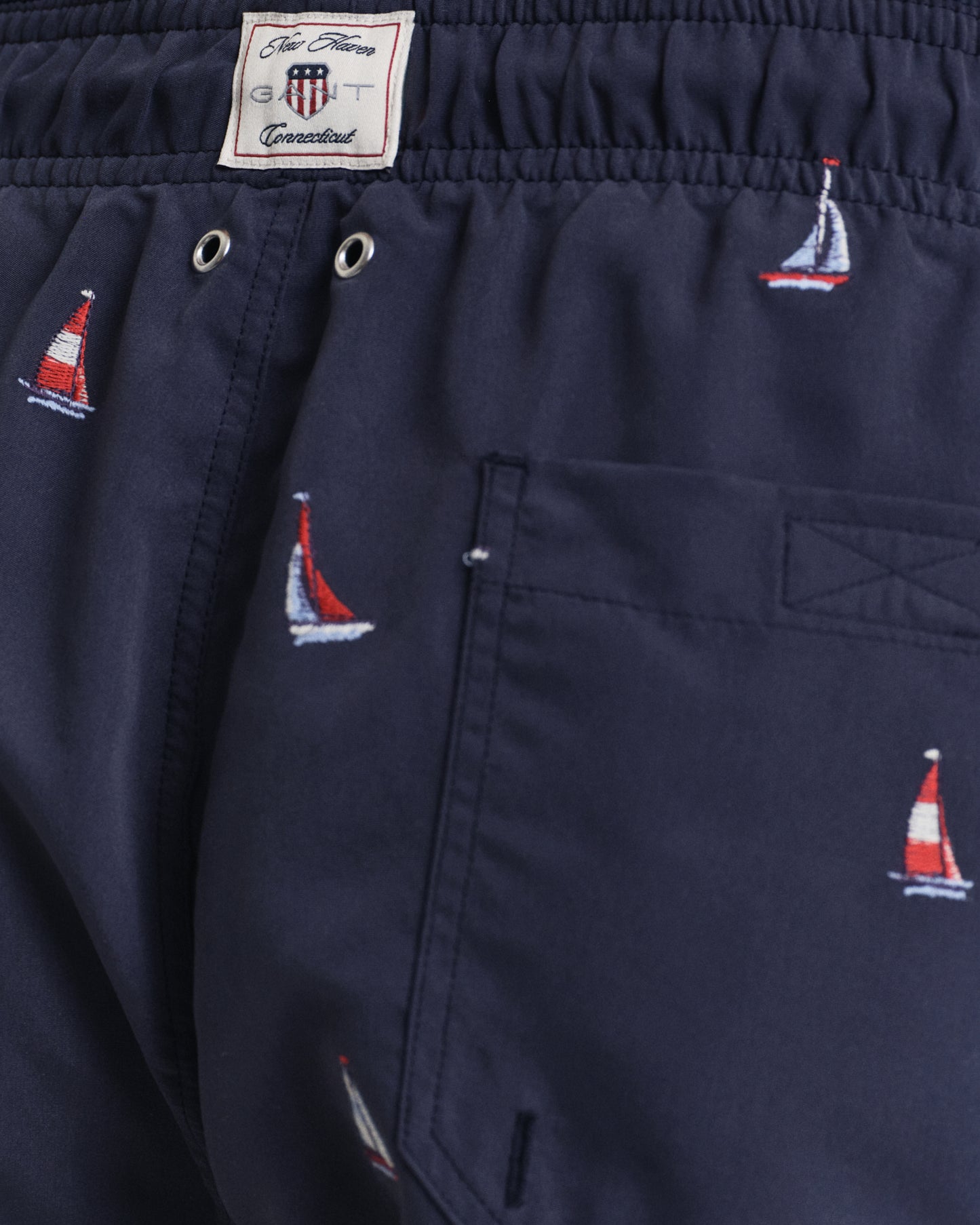 EVENING BLUE, BOAT EMBROIDERY SWIM SHORTS, CLOSE-UP BY GANT AU.