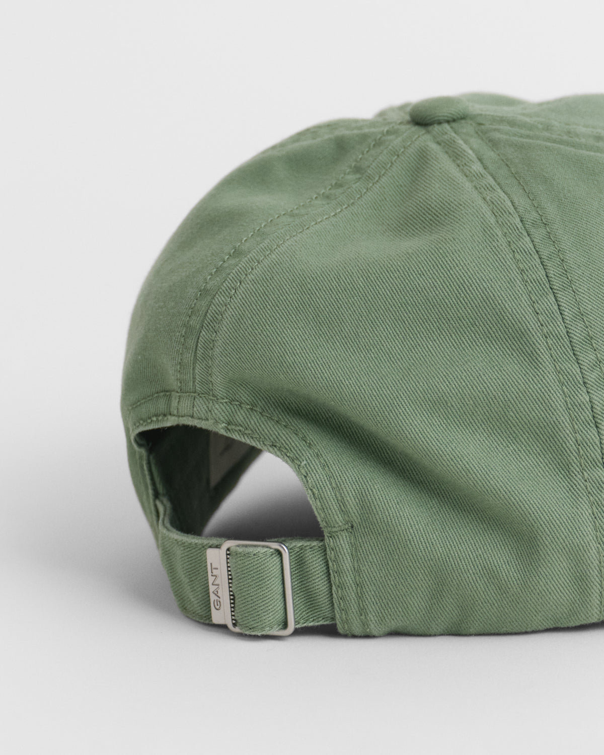 KALAMATA GREEN, TONAL ARCHIVE SHIELD CAP, CLOSE-UP BY GANT AU.