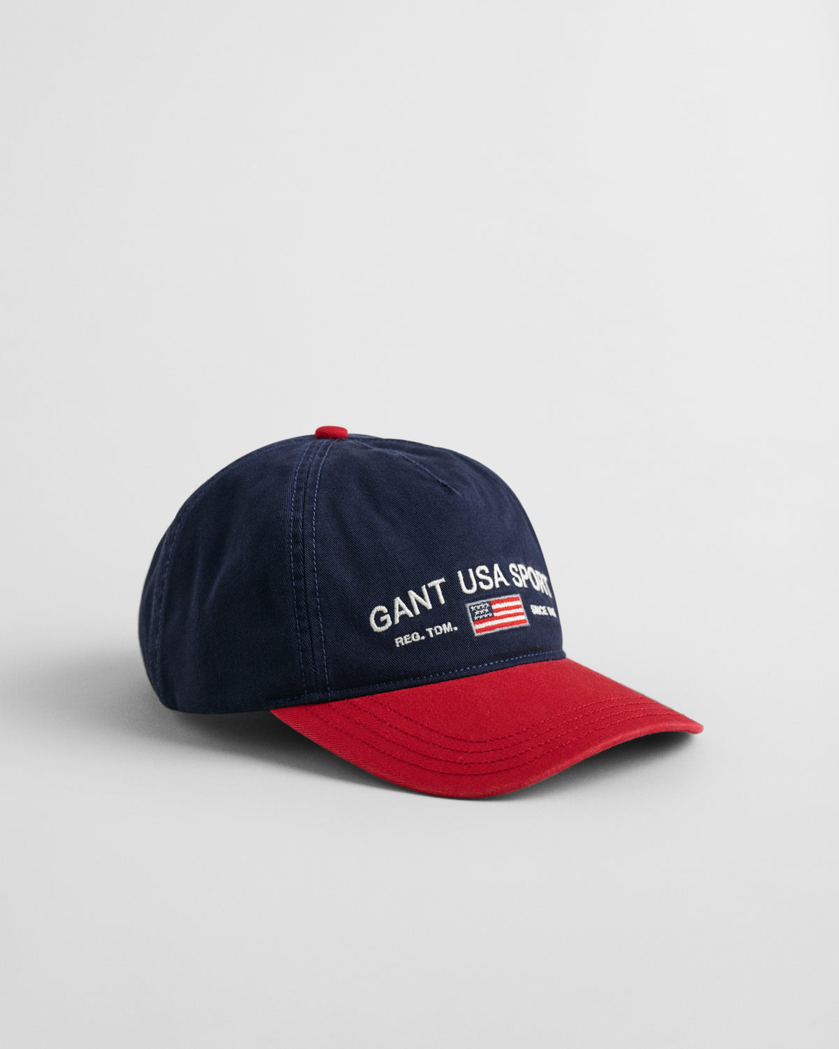 EVENING BLUE, CONTRAST VISOR WASHED CAP, FRONT-VIEW BY GANT AU.