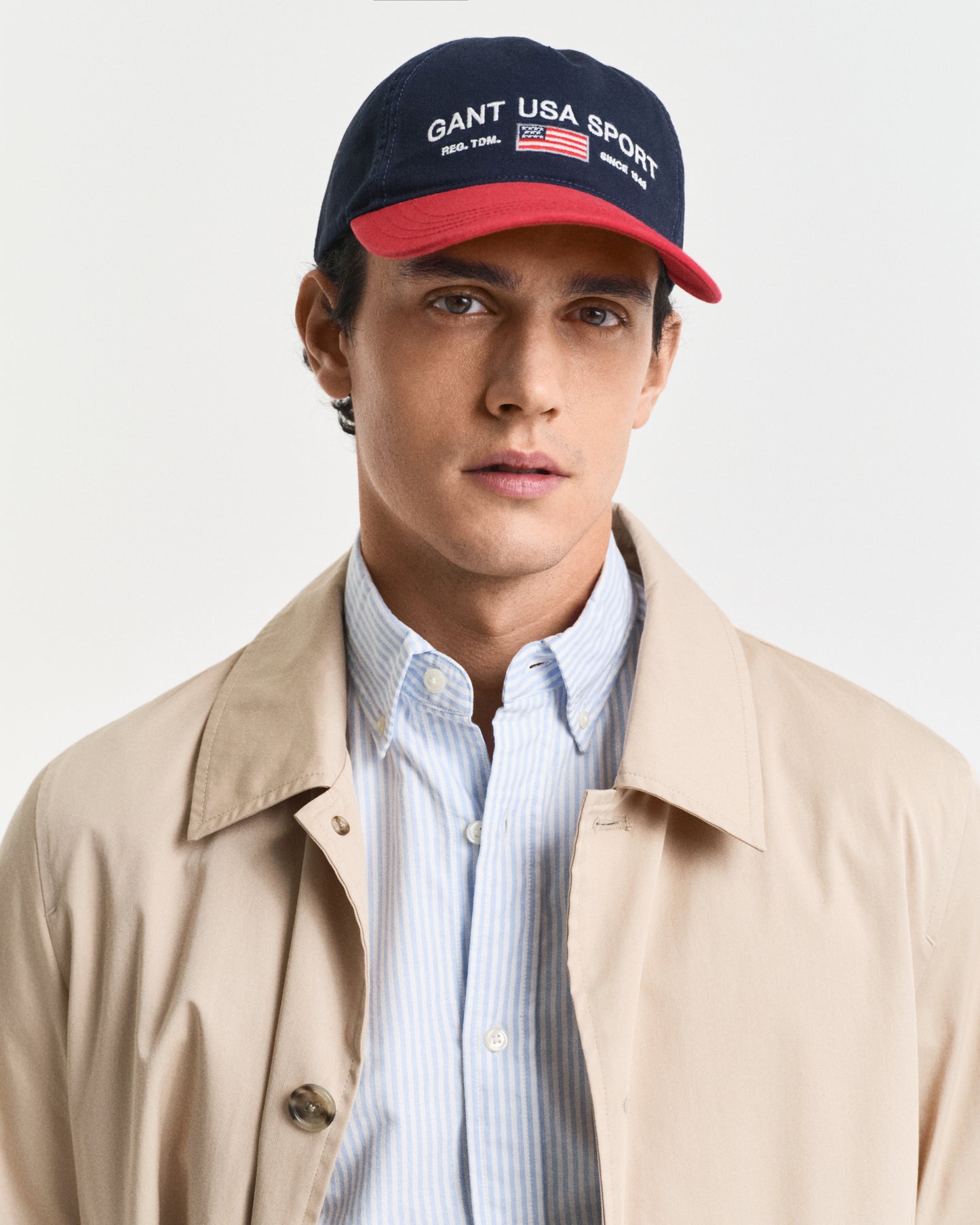 EVENING BLUE, CONTRAST VISOR WASHED CAP BY GANT AU.