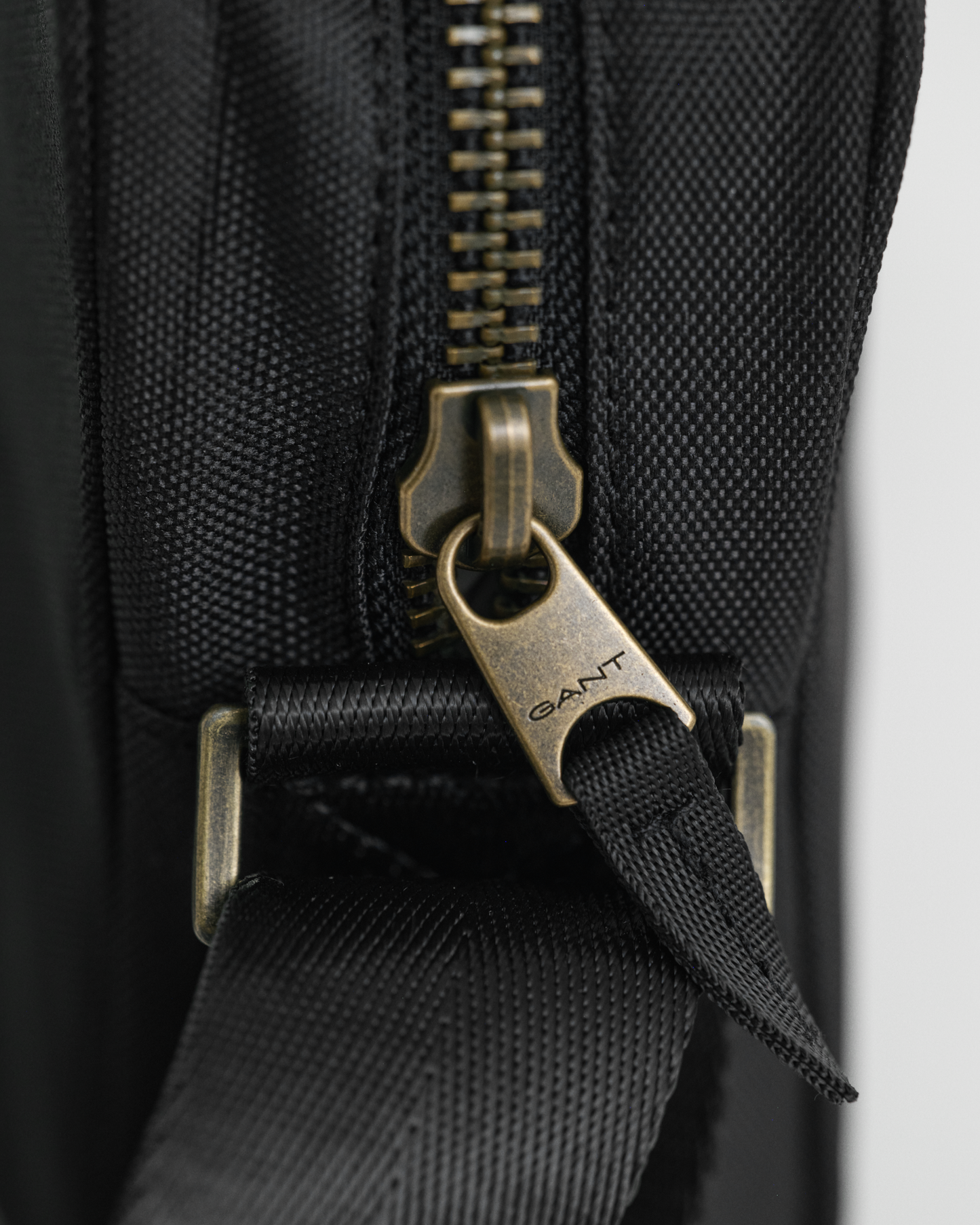 BLACK, ARCHIVE SHIELD SHOULDER BAG, CLOSE-UP BY GANT AU.