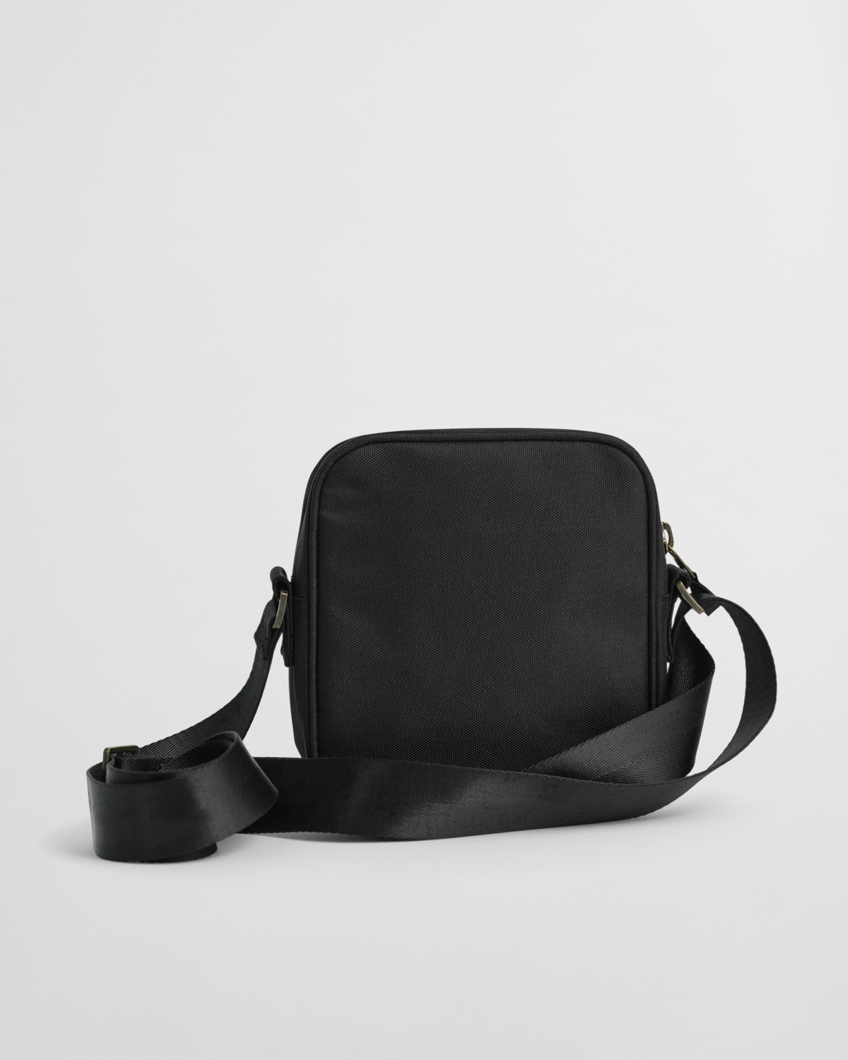BLACK, ARCHIVE SHIELD SHOULDER BAG, BACK-VIEW BY GANT AU.