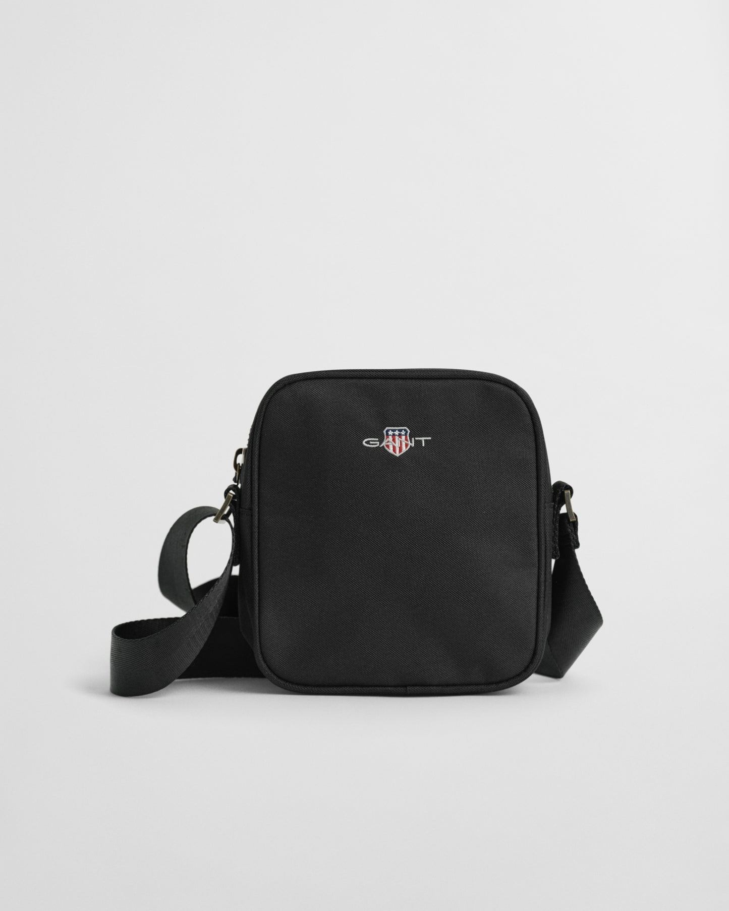 BLACK, ARCHIVE SHIELD SHOULDER BAG, FLAT-LAY BY GANT AU.