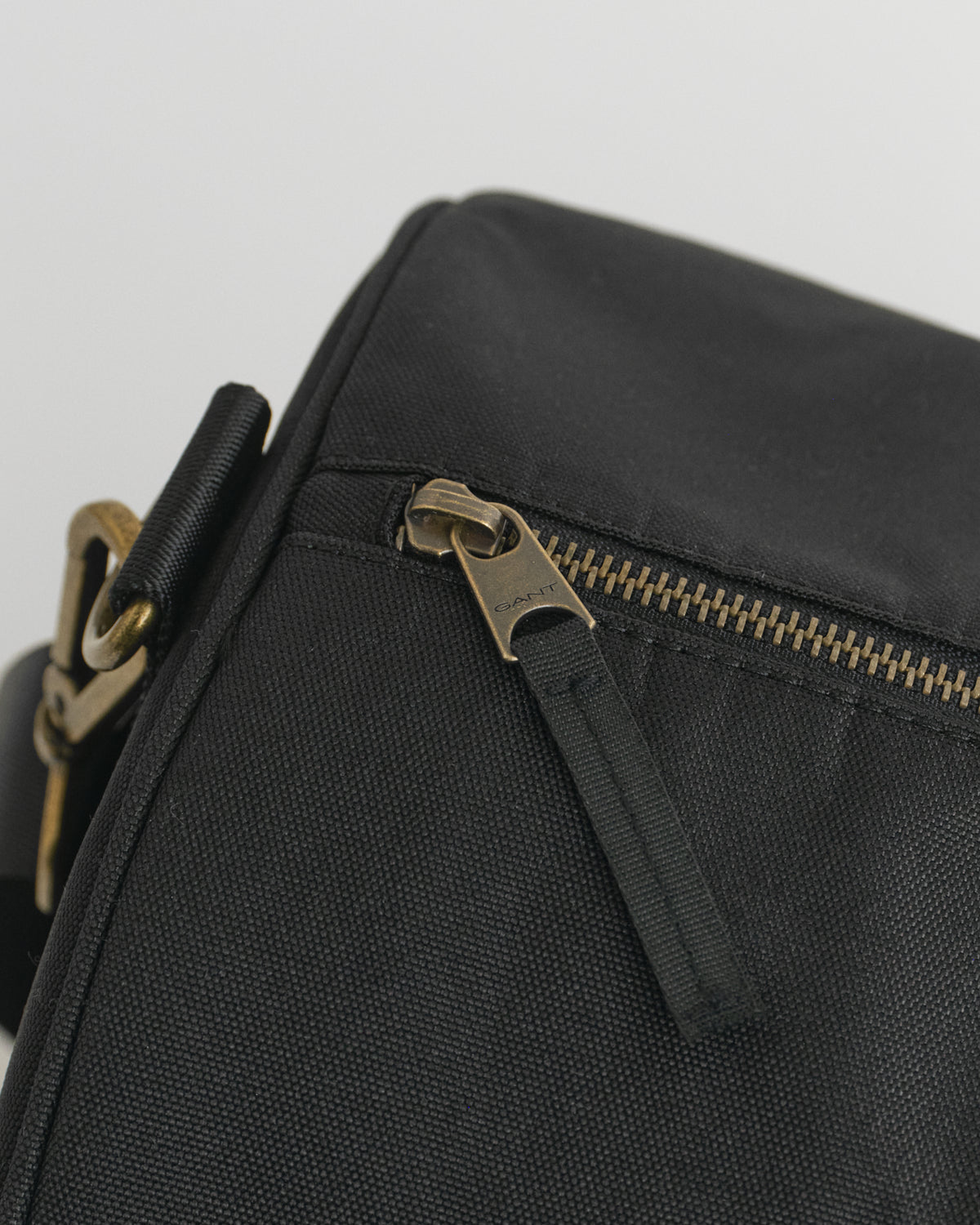 BLACK, ARCHIVE SHIELD DUFFLE BAG, CLOSE-UP BY GANT AU.