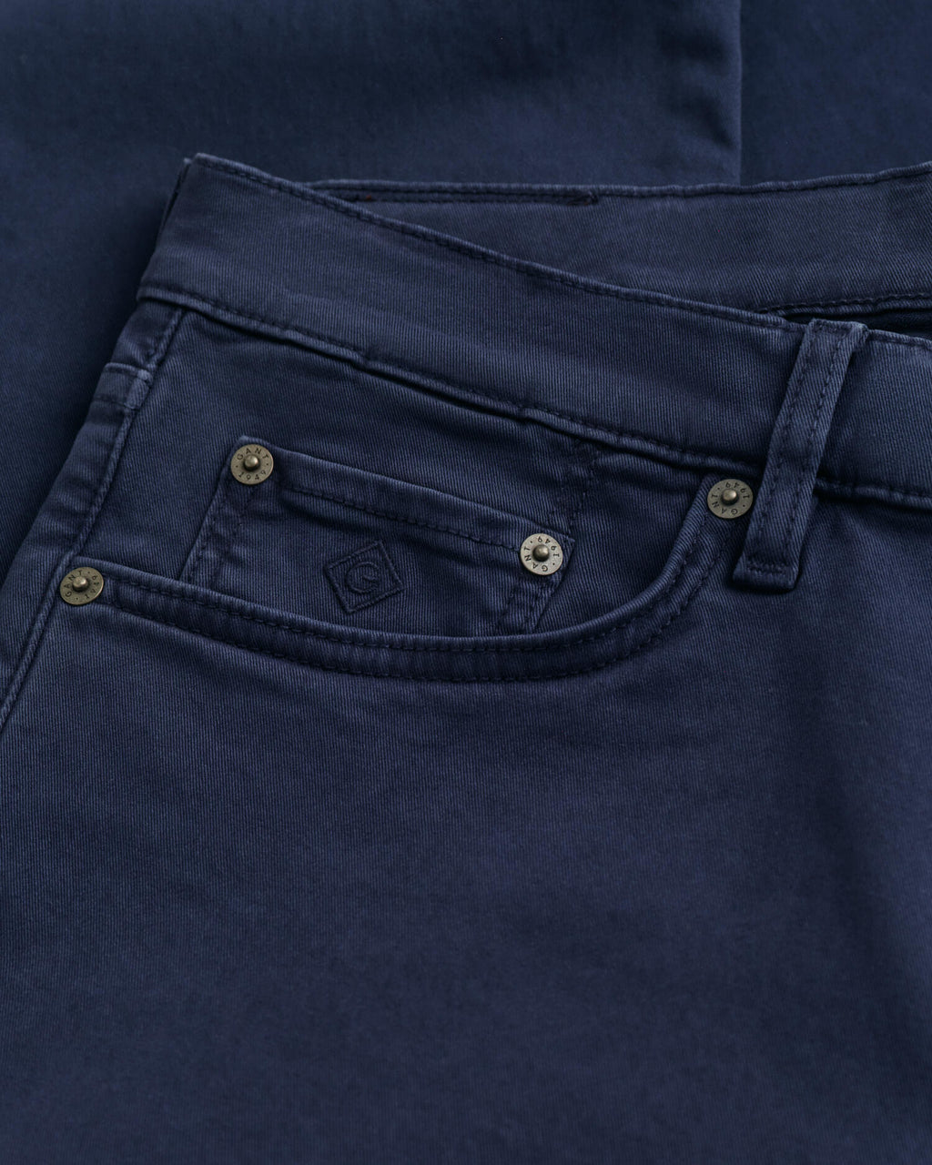 MARINE, REGULAR DESERT JEANS, FLAT-LAY BY GANT AU.