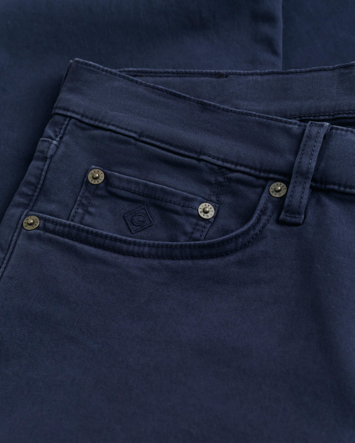 MARINE, REGULAR DESERT JEANS, FLAT-LAY BY GANT AU.