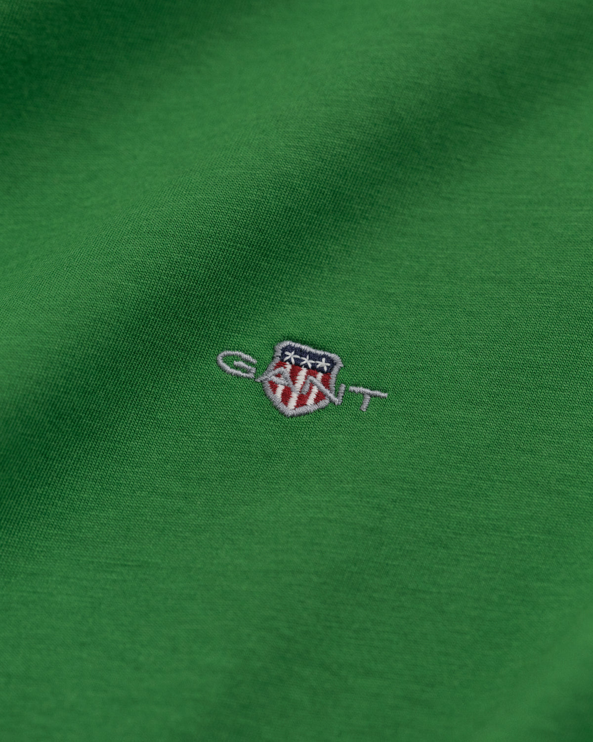 GRASS GREEN, REG SHIELD SS T-SHIRT, CLOSE-UP BY GANT AU.