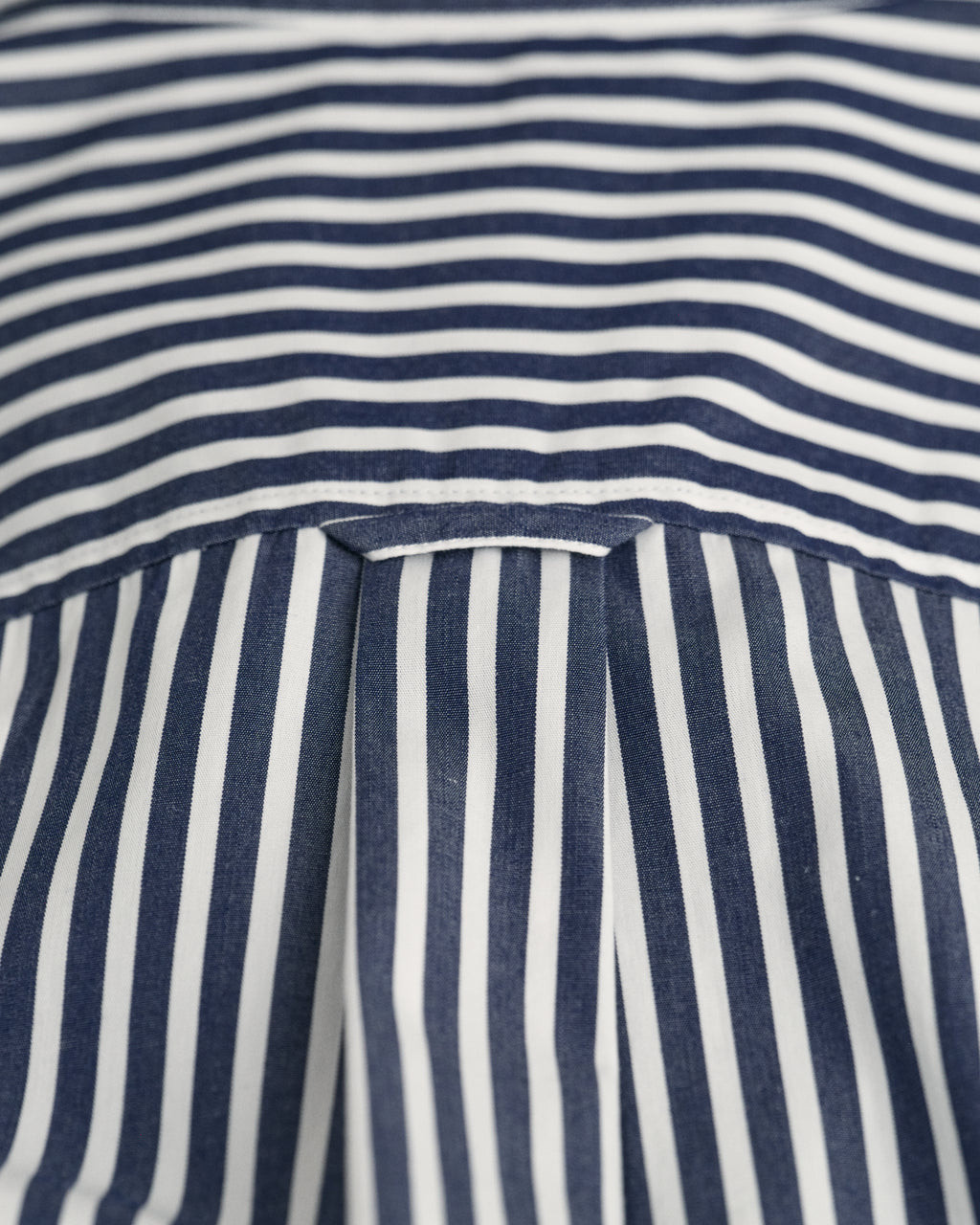 CLASSIC BLUE, REG CLASSIC POPLIN STRIPED SHIRT, CLOSE-UP BY GANT AU.