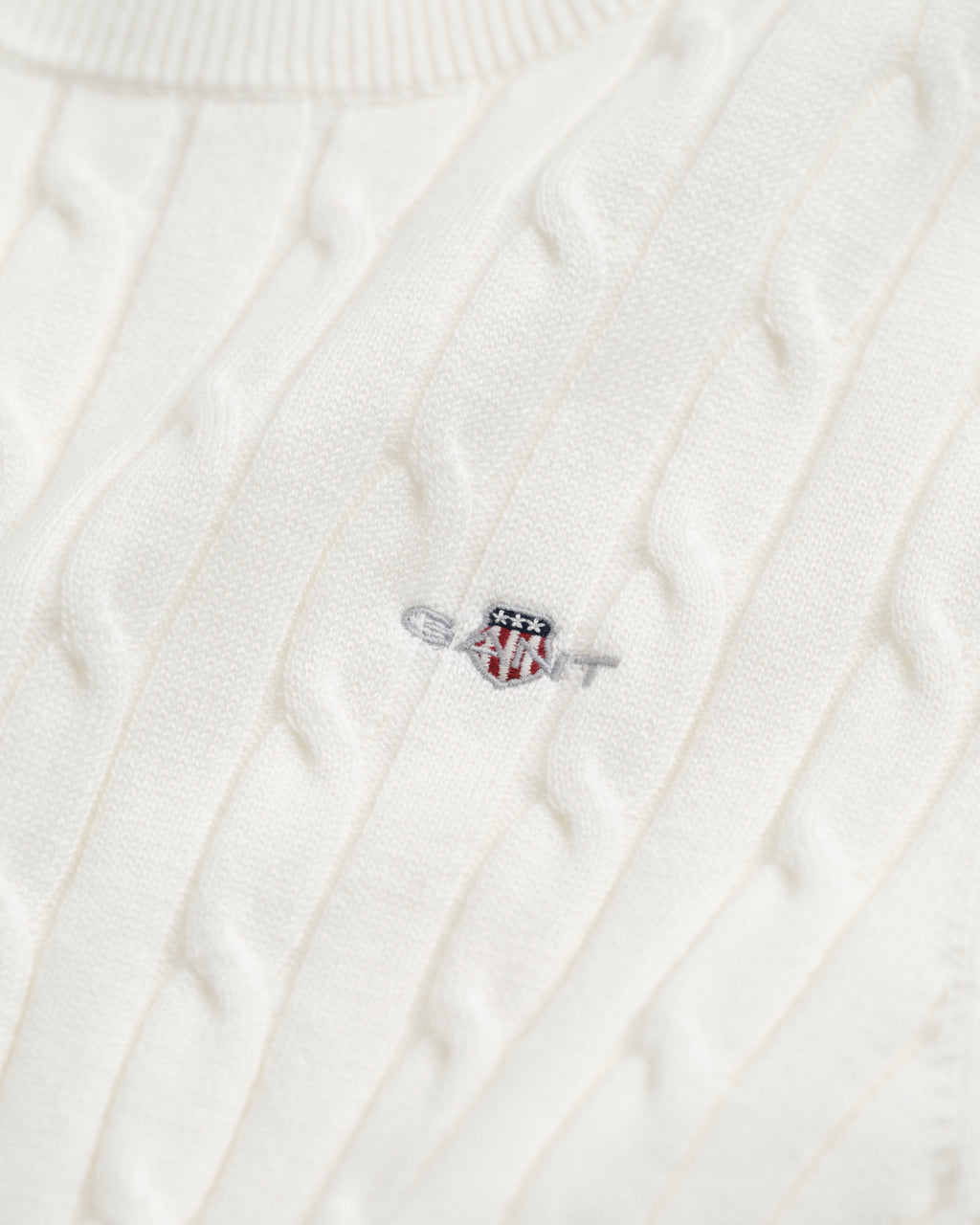 EGGSHELL, STRETCH COTTON CABLE SS C-NECK, CLOSE-UP BY GANT AU.