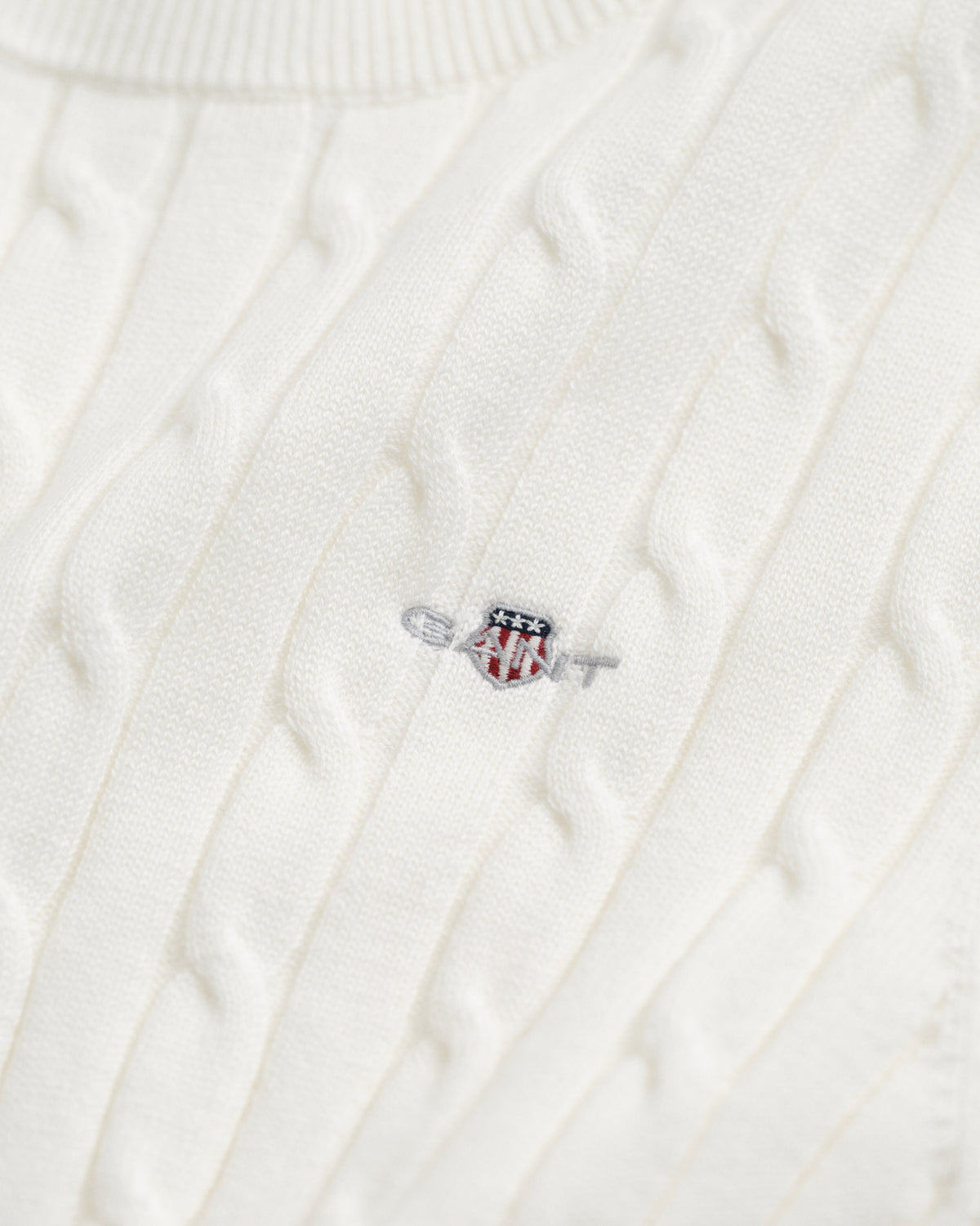 EGGSHELL, STRETCH COTTON CABLE SS C-NECK, CLOSE-UP BY GANT AU.