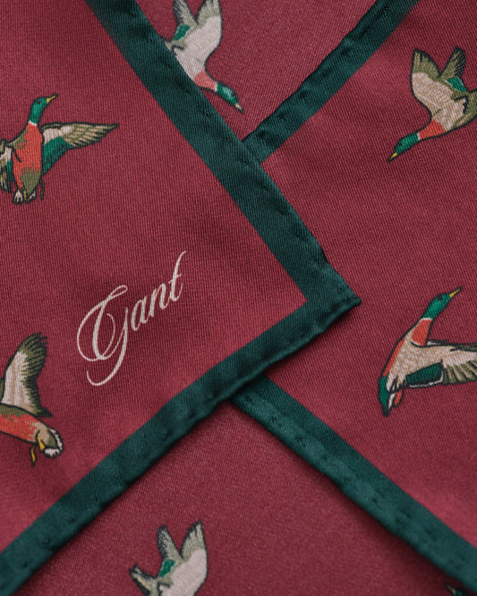 PLUMPED RED, DUCK PRINT POCKET SQUARE, CLOSE-UP BY GANT AU.