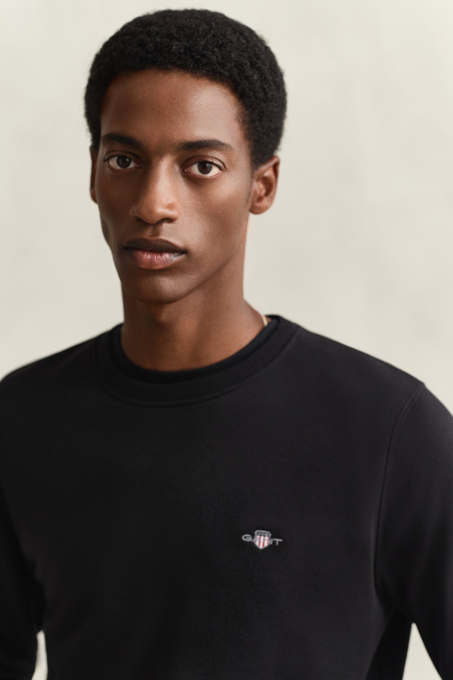 BLACK, REG SHIELD C-NECK SWEAT, CLOSE-UP BY GANT AU.