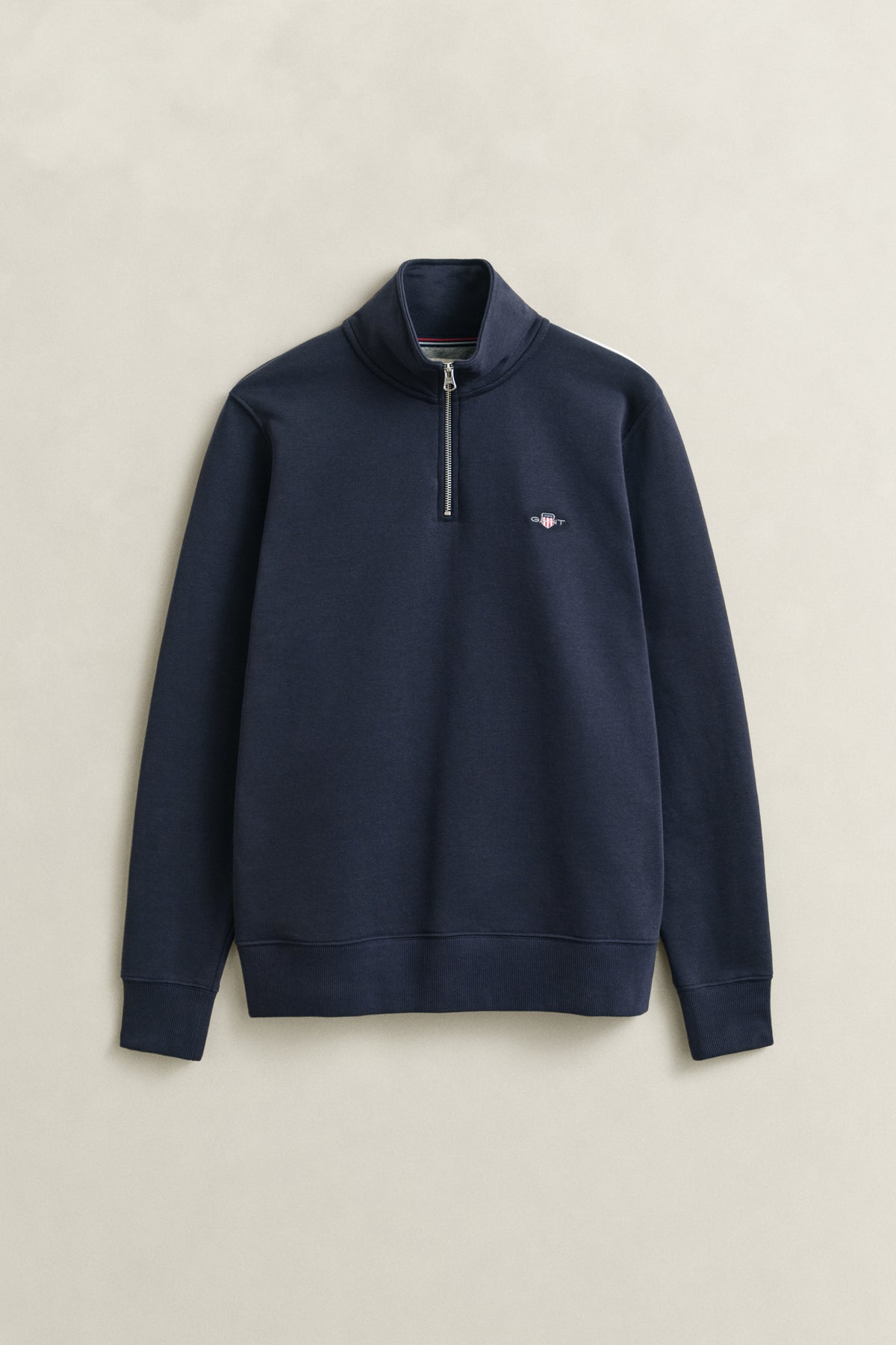 EVENING BLUE, REG SHIELD HALF ZIP SWEAT, FLAT-LAY BY GANT AU.