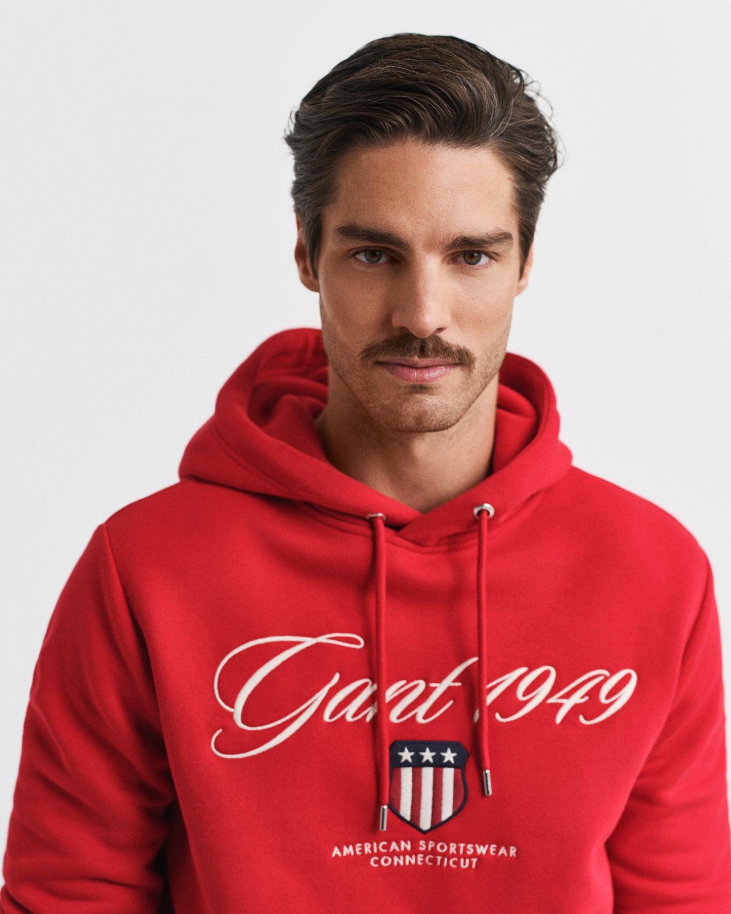 RUBY RED, GRAPHIC HOODIE, CLOSE-UP BY GANT AU.