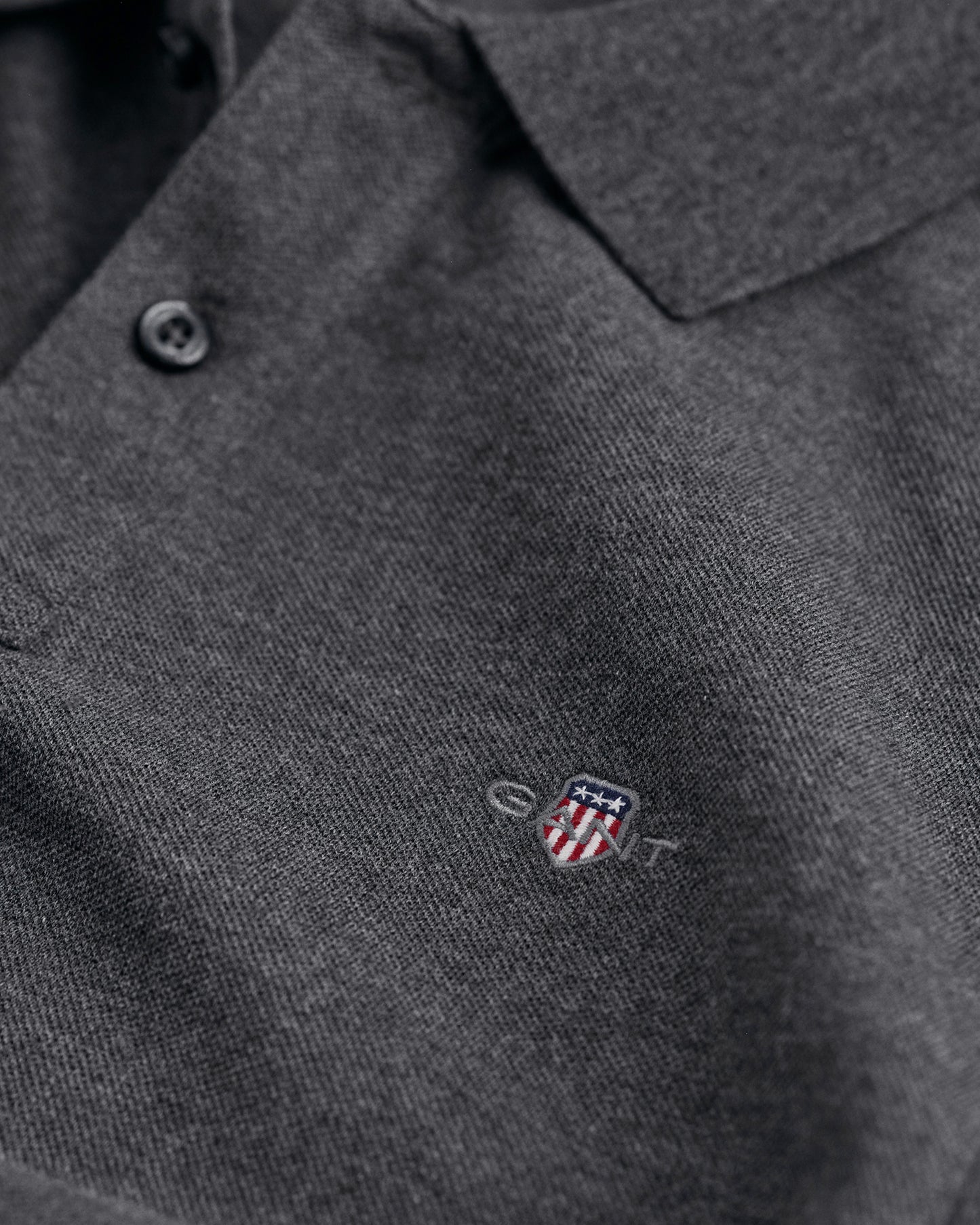 ANTRACIT MELANGE, REG SHIELD SS PIQUE POLO, CLOSE-UP BY GANT AU.