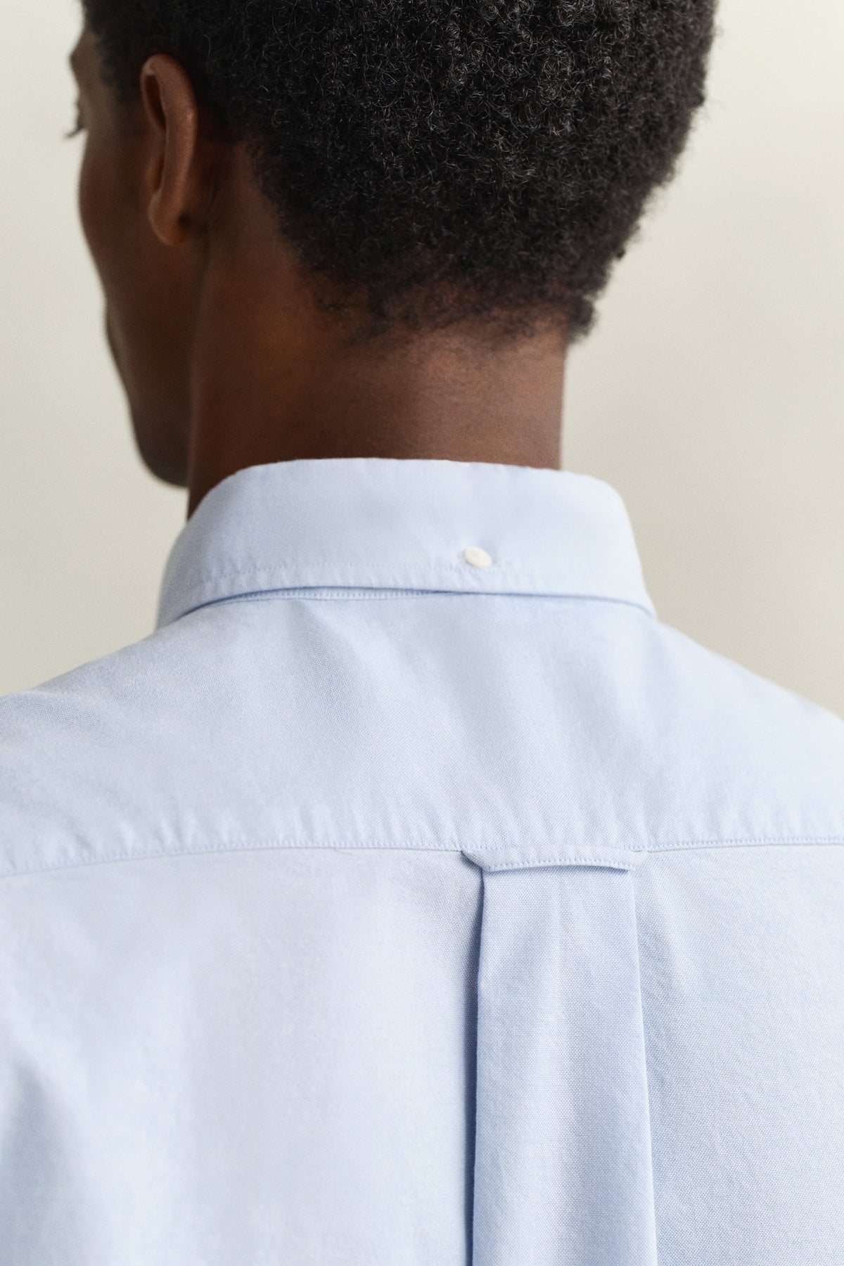 LIGHT BLUE, REG CLASSIC OXFORD SHIRT, CLOSE-UP BY GANT AU.