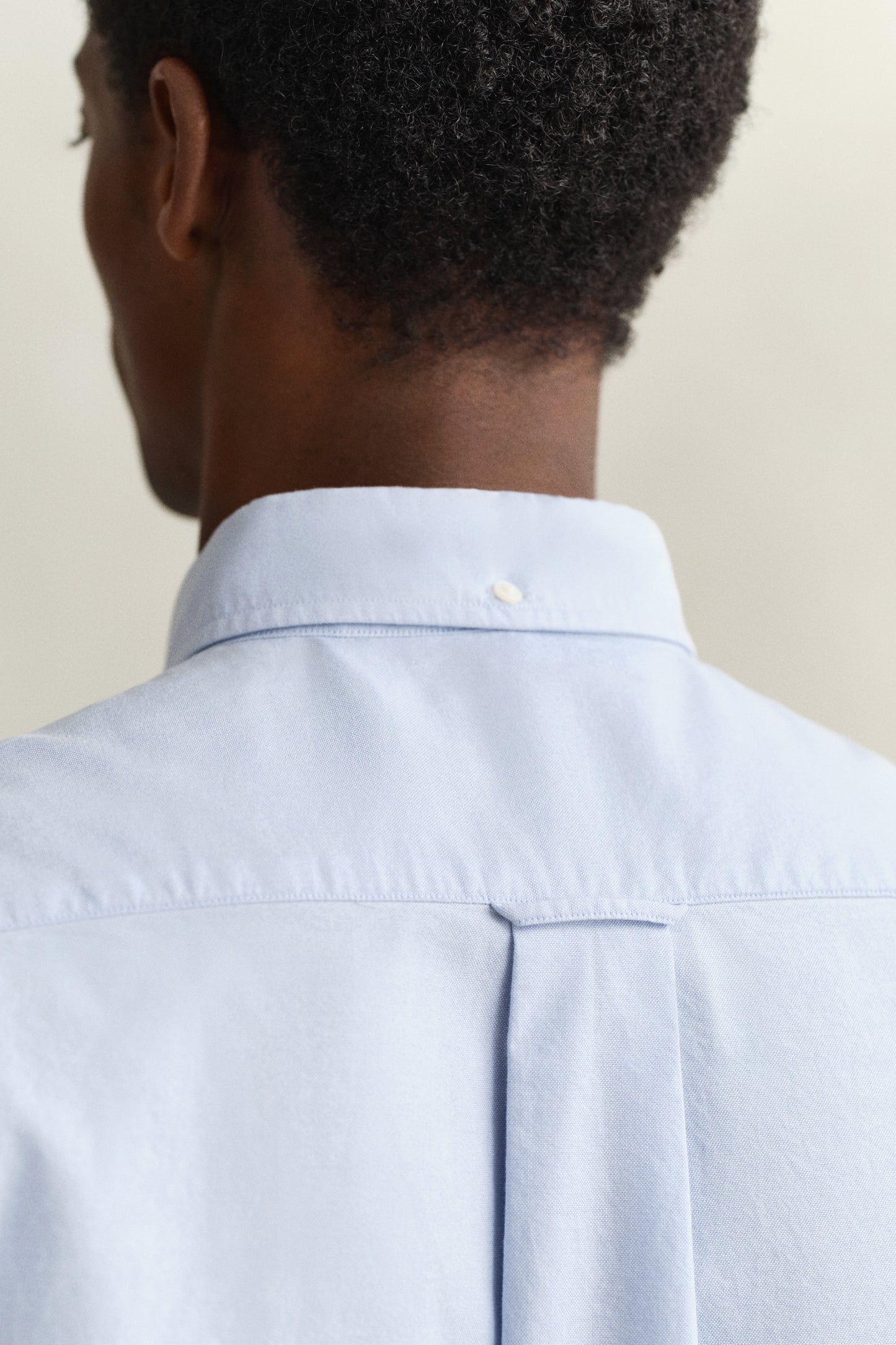 LIGHT BLUE, REG CLASSIC OXFORD SHIRT, CLOSE-UP BY GANT AU.