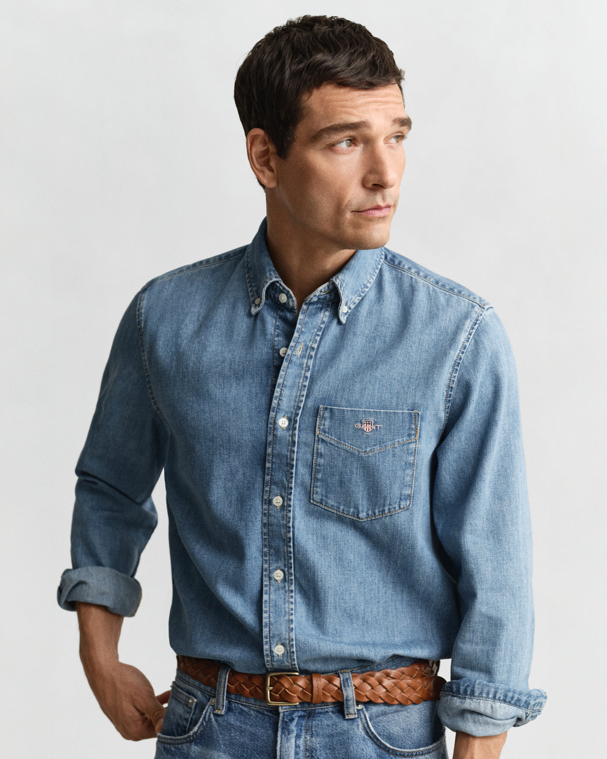 SEMI LIGHT BLUE WORN IN, REG DENIM SHIRT, CLOSE-UP BY GANT AU.