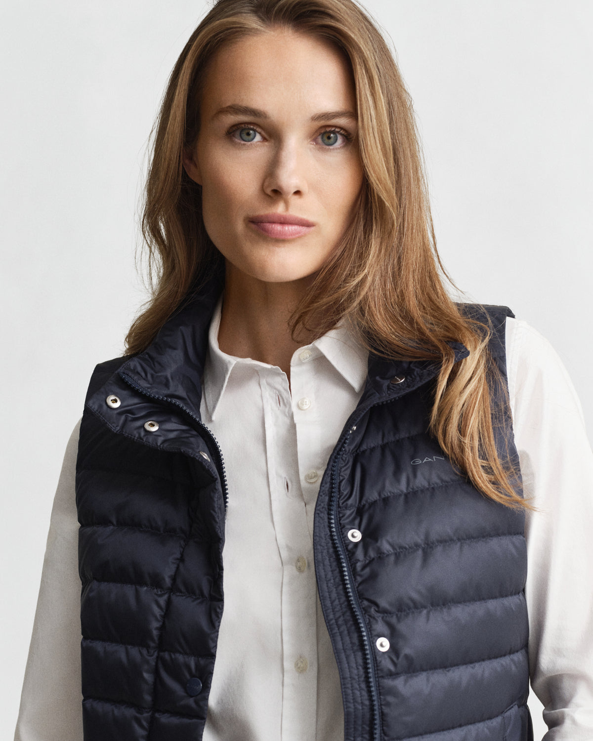 EVENING BLUE, LIGHT DOWN VEST, CLOSE-UP BY GANT AU.