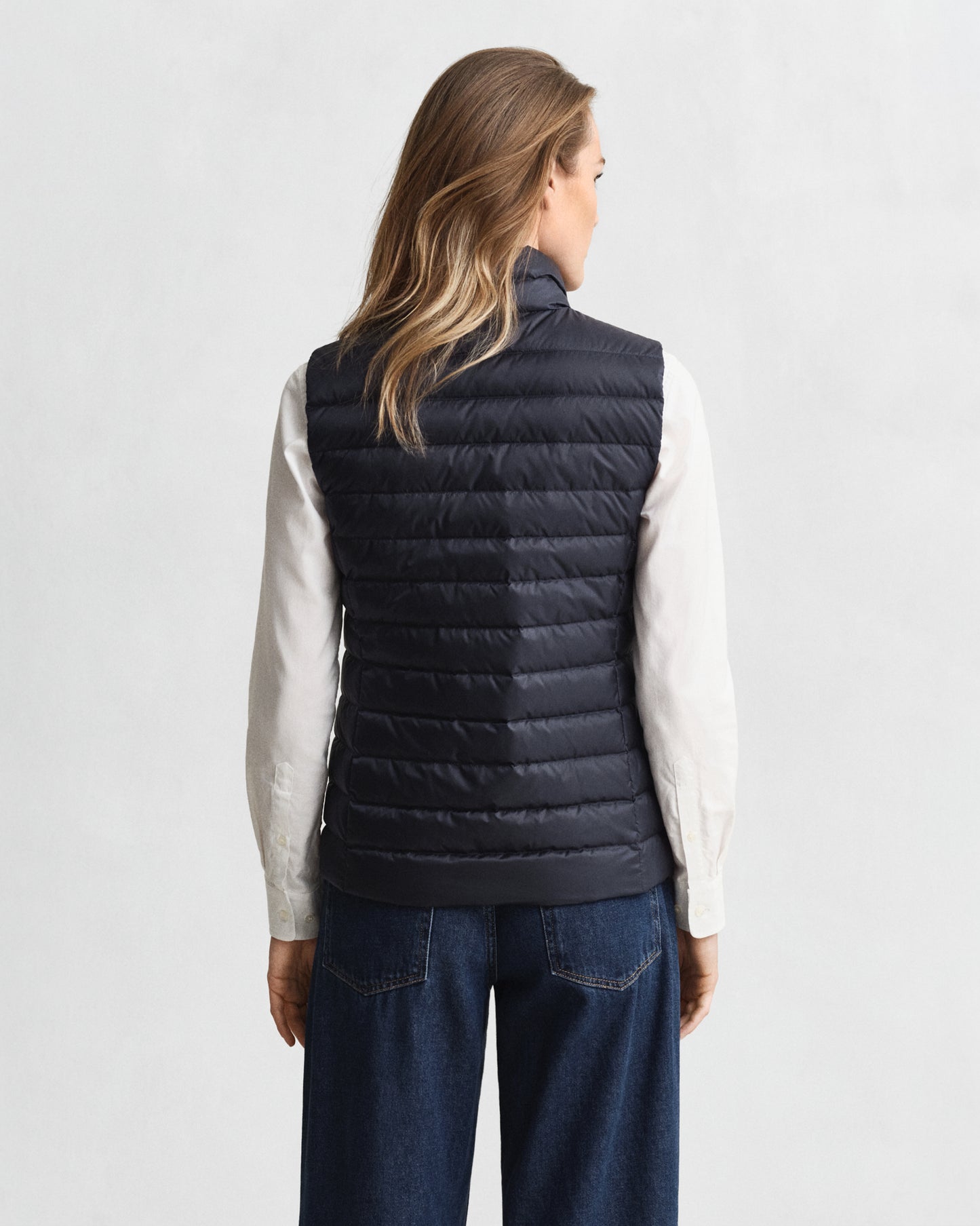 EVENING BLUE, LIGHT DOWN VEST, BACK-VIEW BY GANT AU.