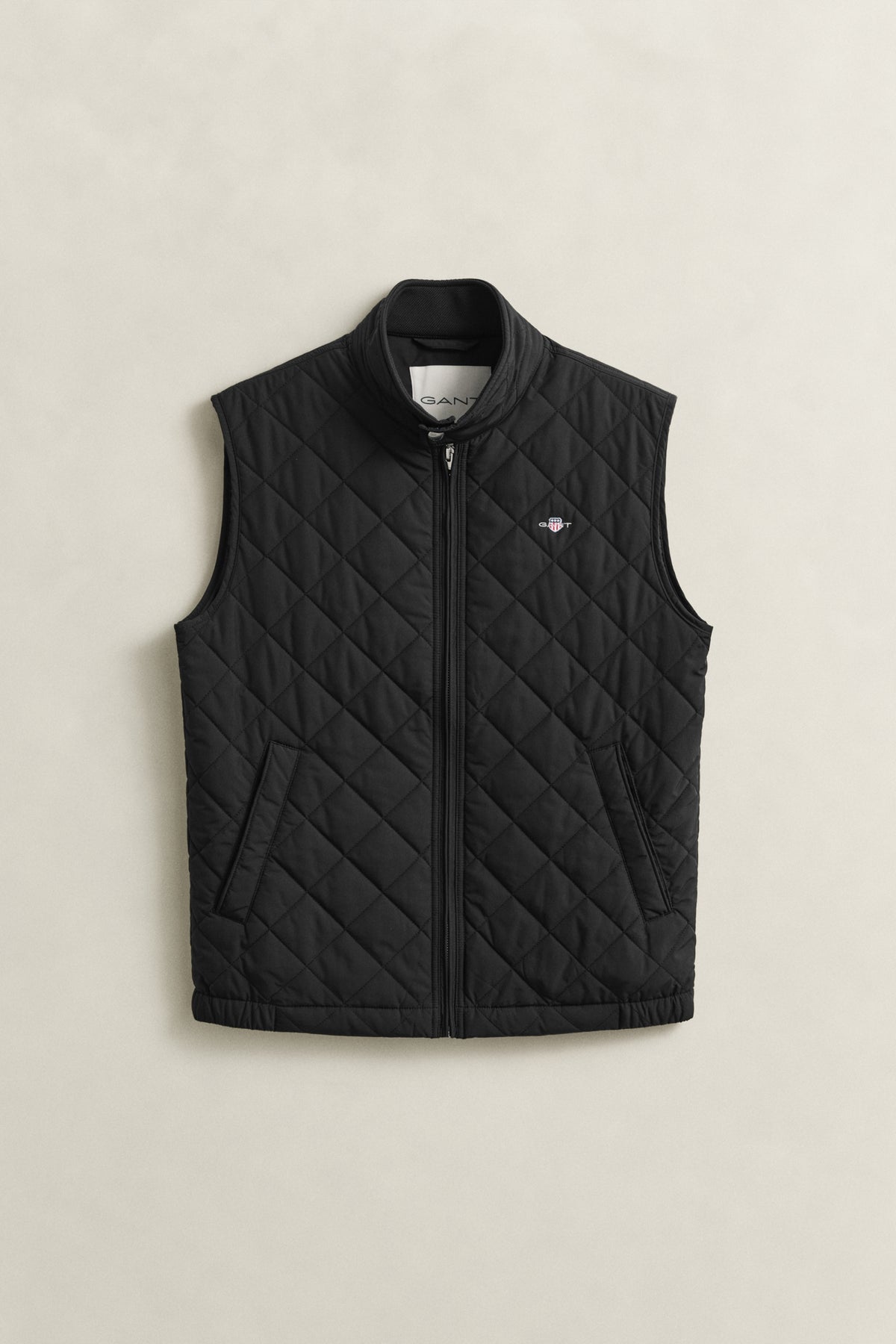 BLACK, QUILTED WINDCHEATER VEST, FLAT-LAY BY GANT AU.