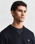 EVENING BLUE, CLASSIC COTTON V-NECK, CLOSE-UP BY GANT AU.