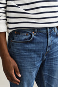MID BLUE BROKEN IN, Classic Regular Denim Jeans, CLOSE-UP BY GANT AU.