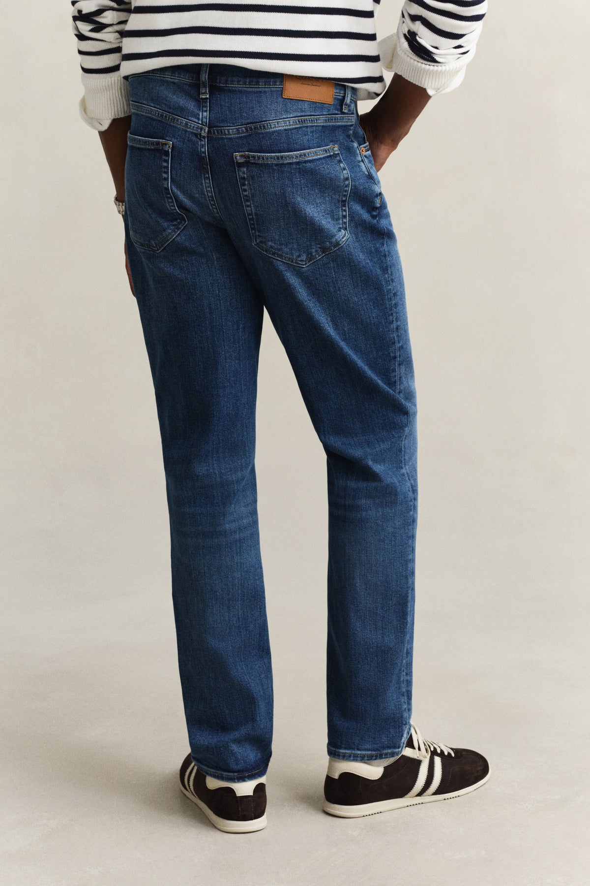 MID BLUE BROKEN IN, Classic Regular Denim Jeans, BACK-VIEW BY GANT AU.