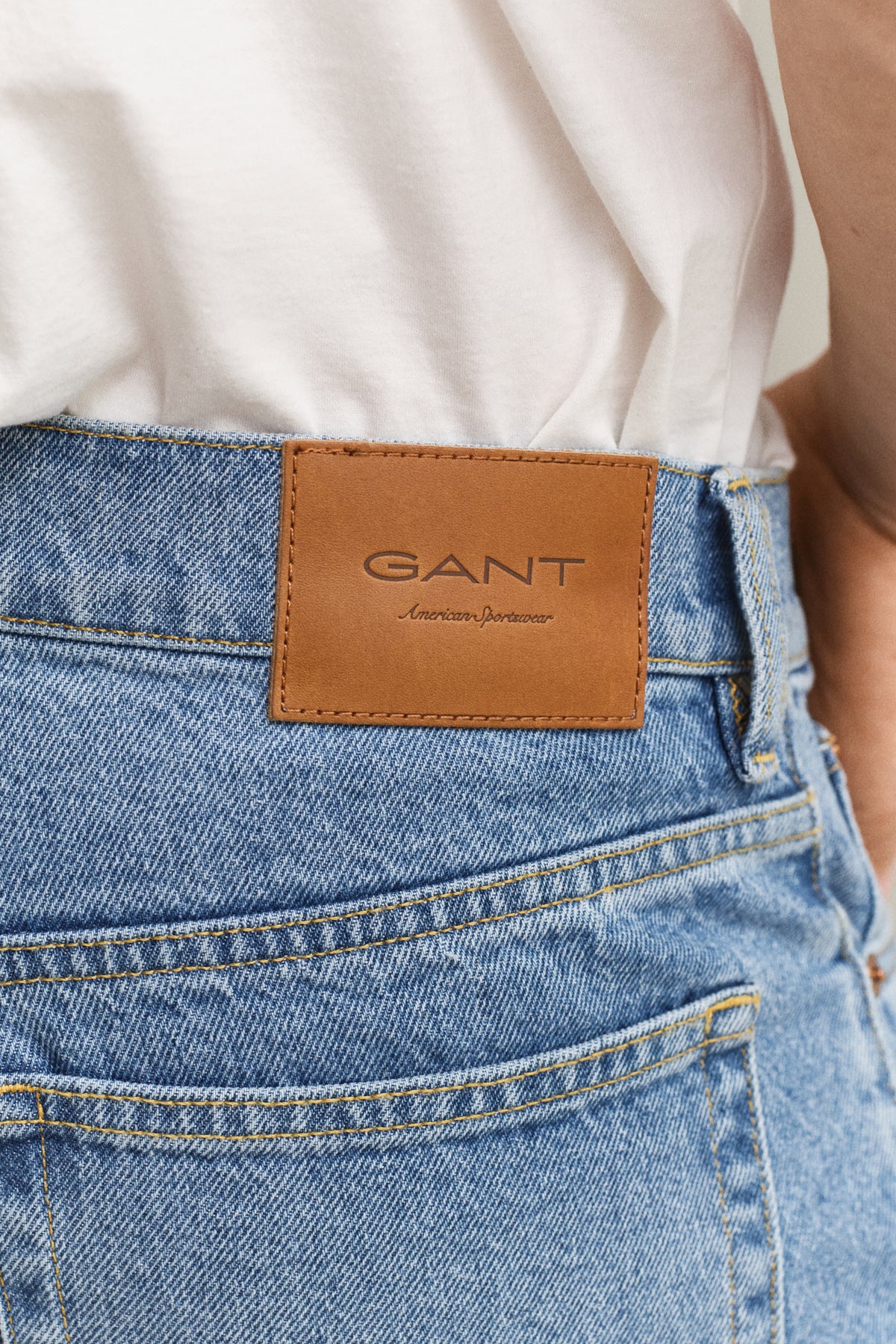 SEMI LIGHT BLUE WORN IN, Straight Jeans, CLOSE-UP BY GANT AU.