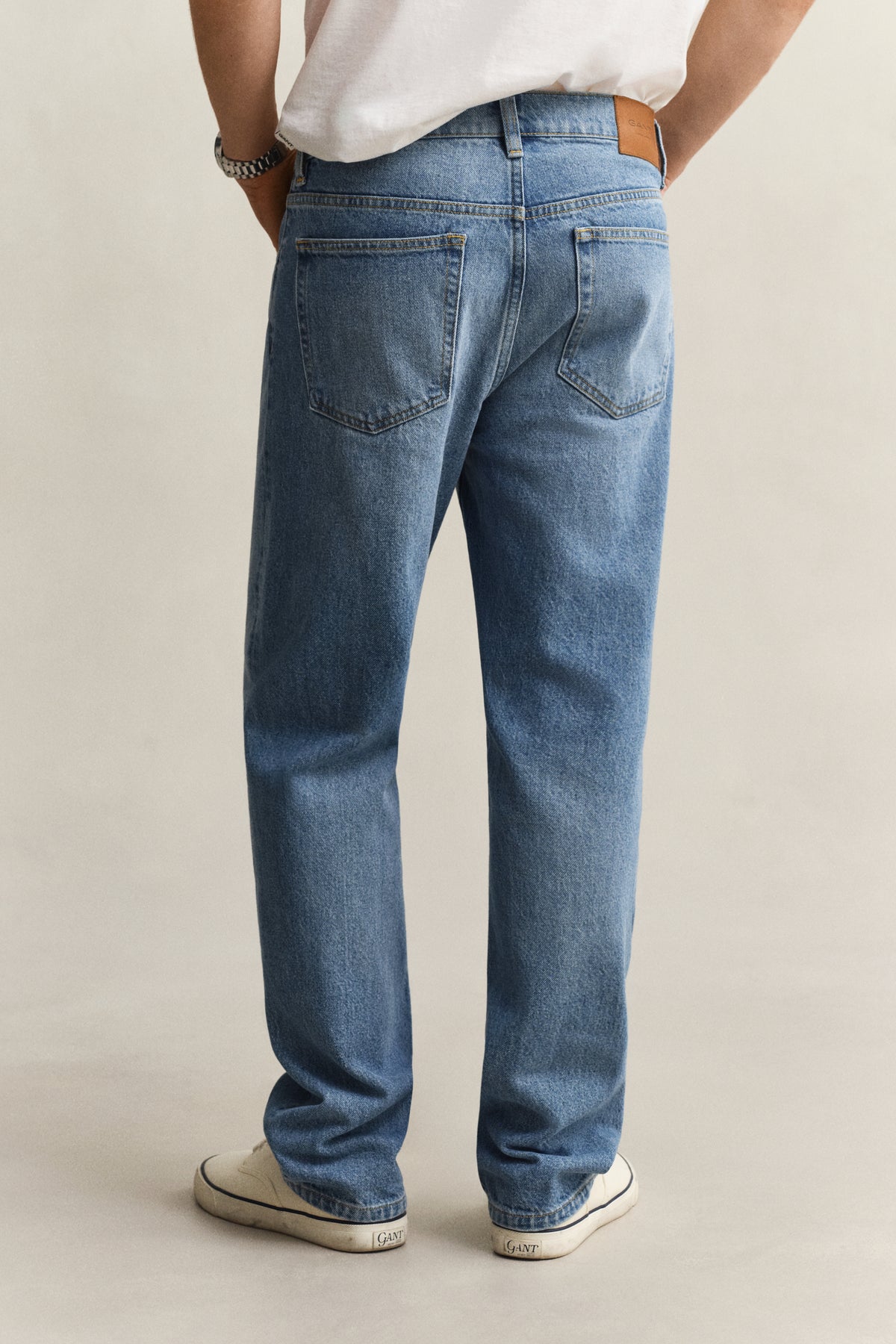SEMI LIGHT BLUE WORN IN, Straight Jeans, BACK-VIEW BY GANT AU.