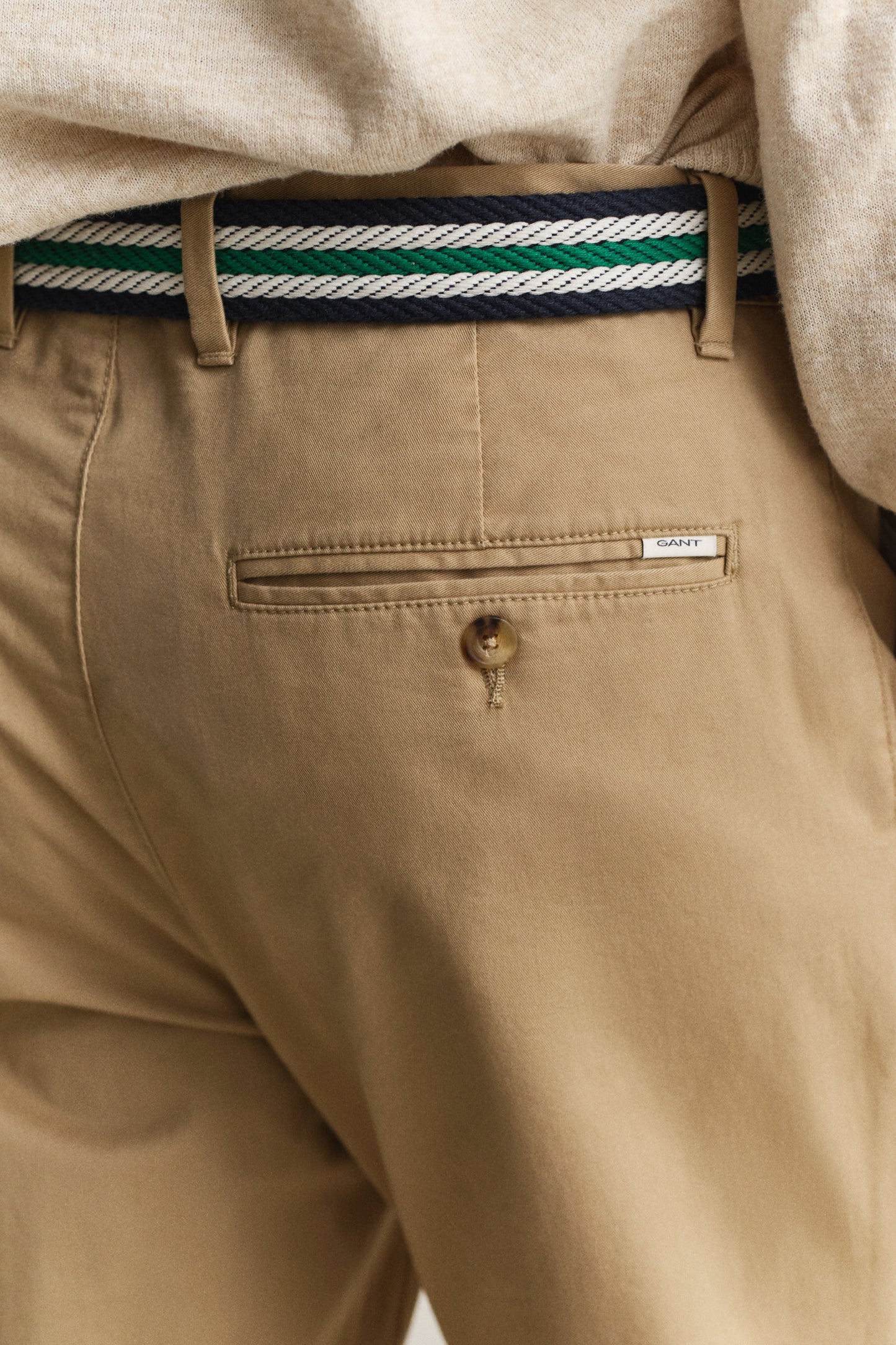 DARK KHAKI, Classic Slim Chinos, CLOSE-UP BY GANT AU.