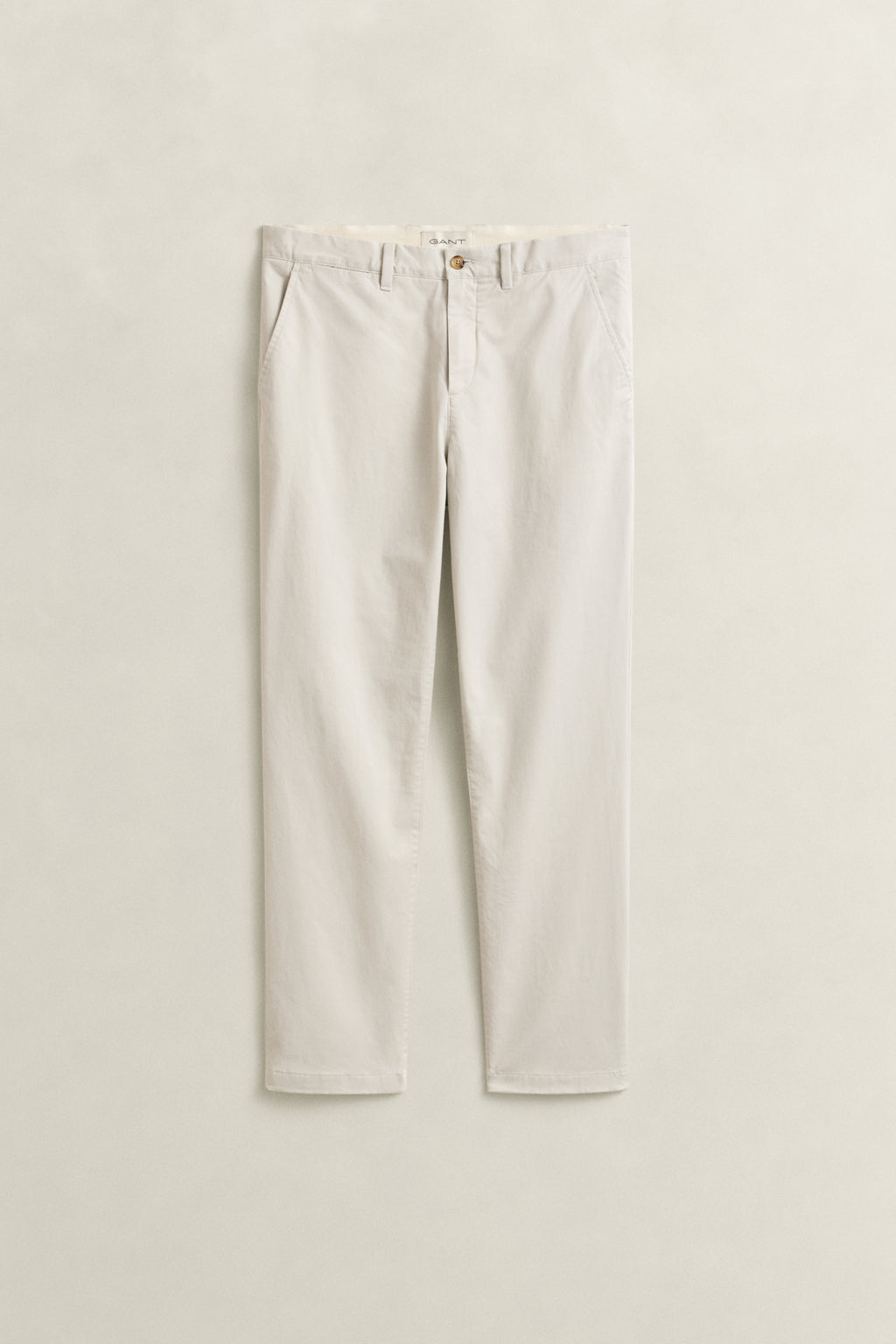 SAND, Classic Regular Chinos, FLAT-LAY BY GANT AU.