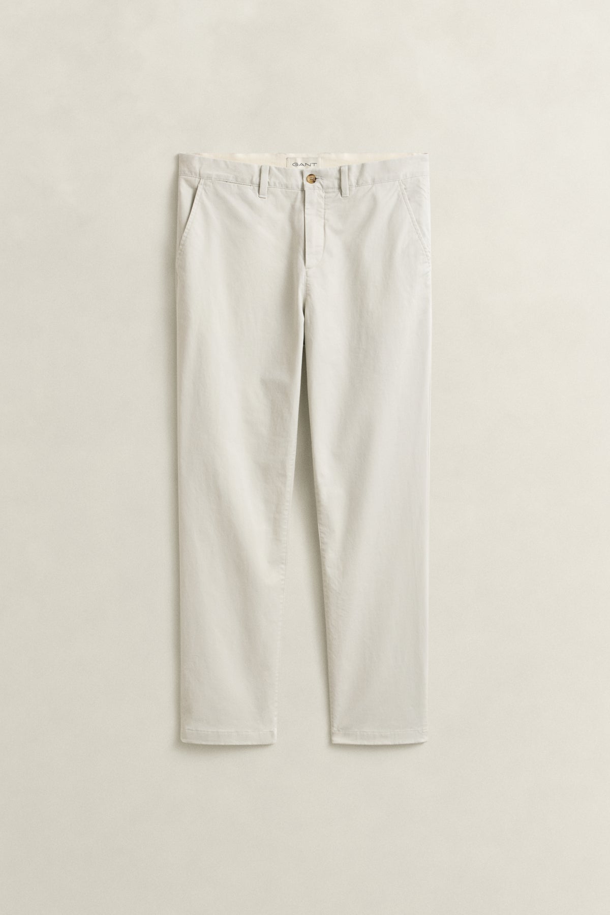 SAND, Classic Regular Chinos, FLAT-LAY BY GANT AU.