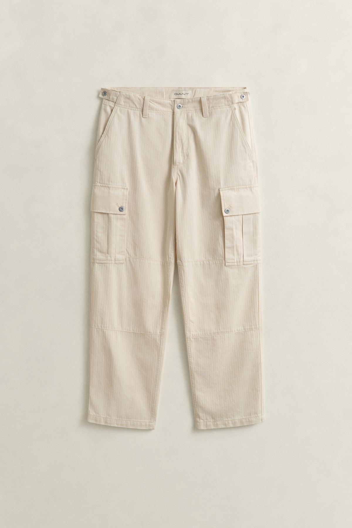 CREAMED WHITE, REL HERRINGBONE CARGO PANTS, FLAT-LAY BY GANT AU.