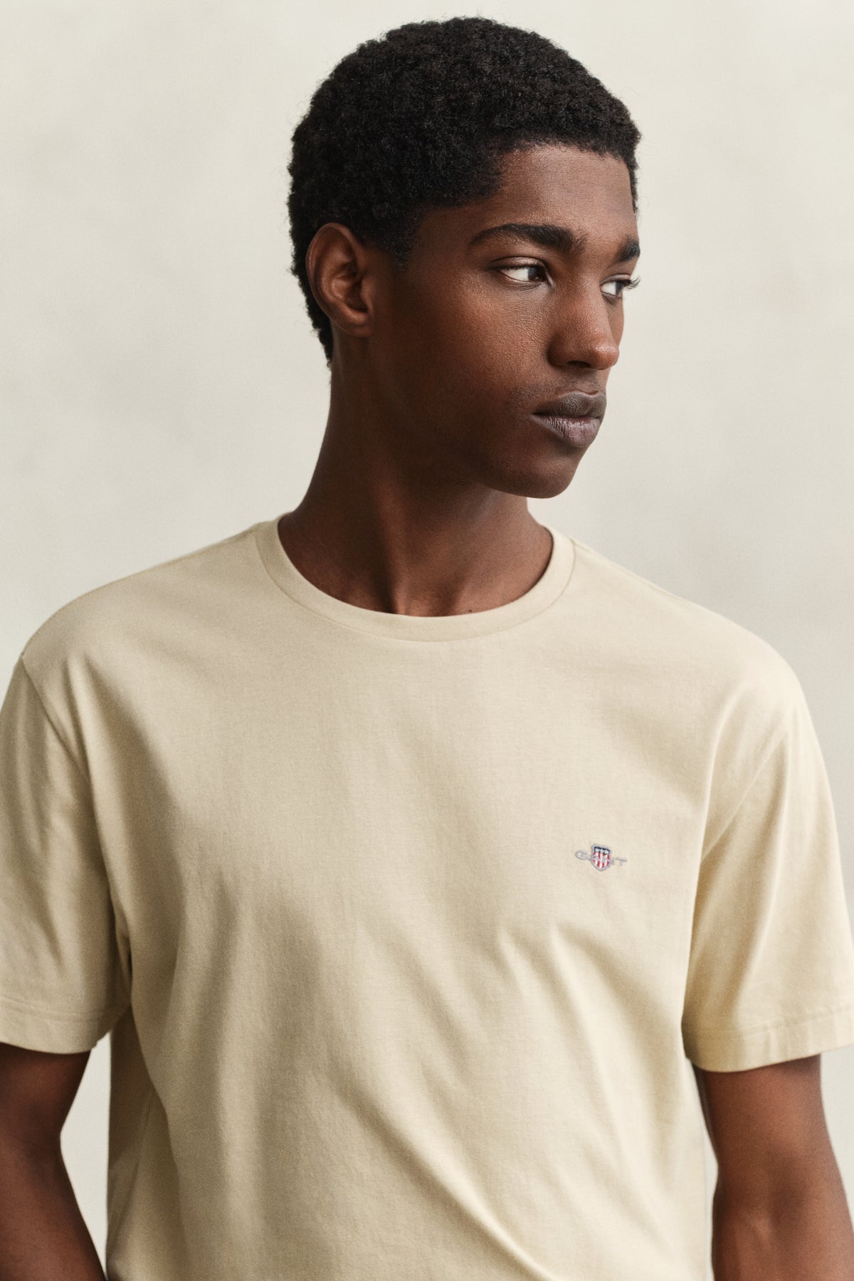OAT BEIGE, Shield T-Shirt, CLOSE-UP BY GANT AU.